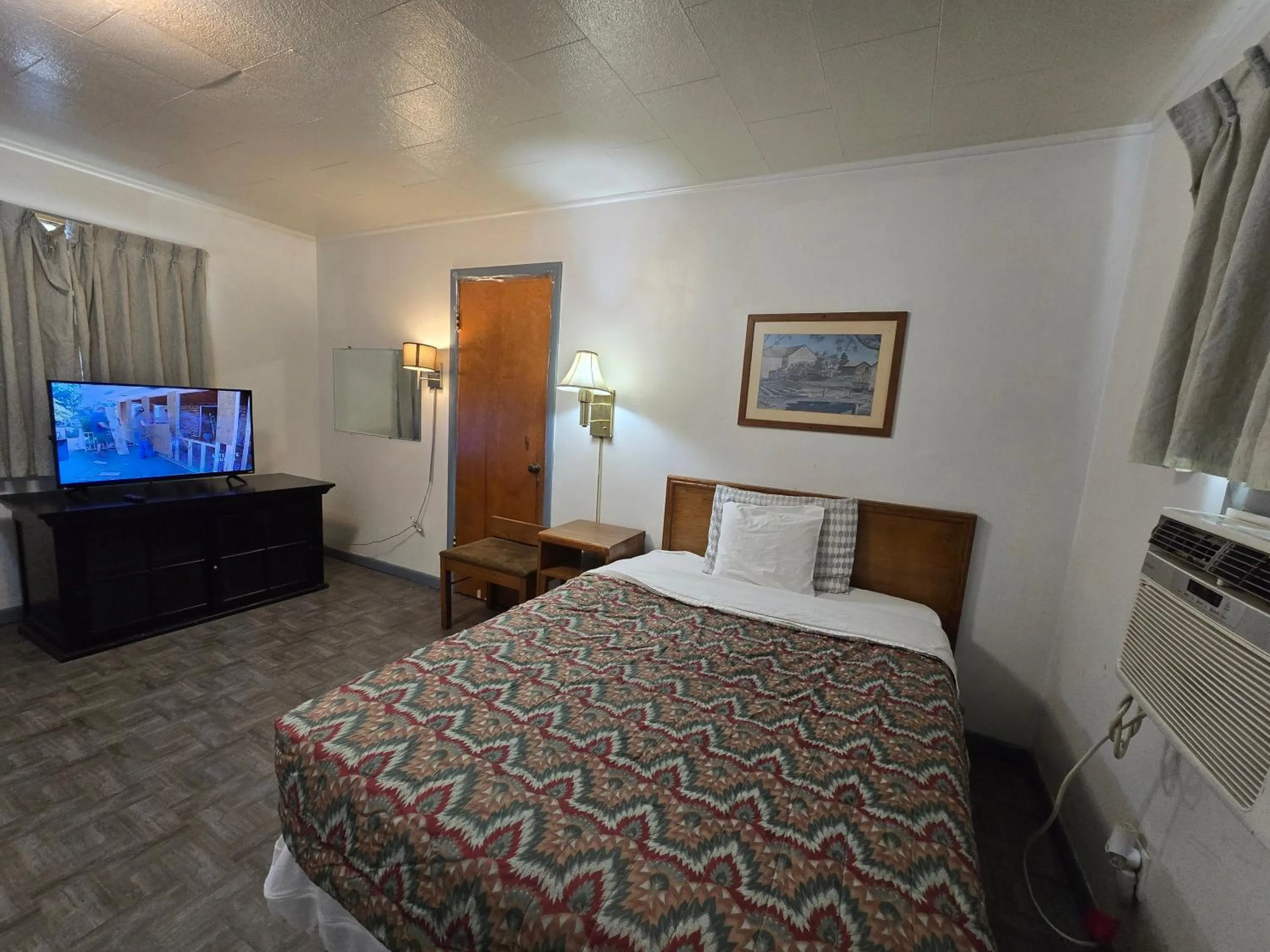 Bedroom, Bed in OYO Sandman Inn