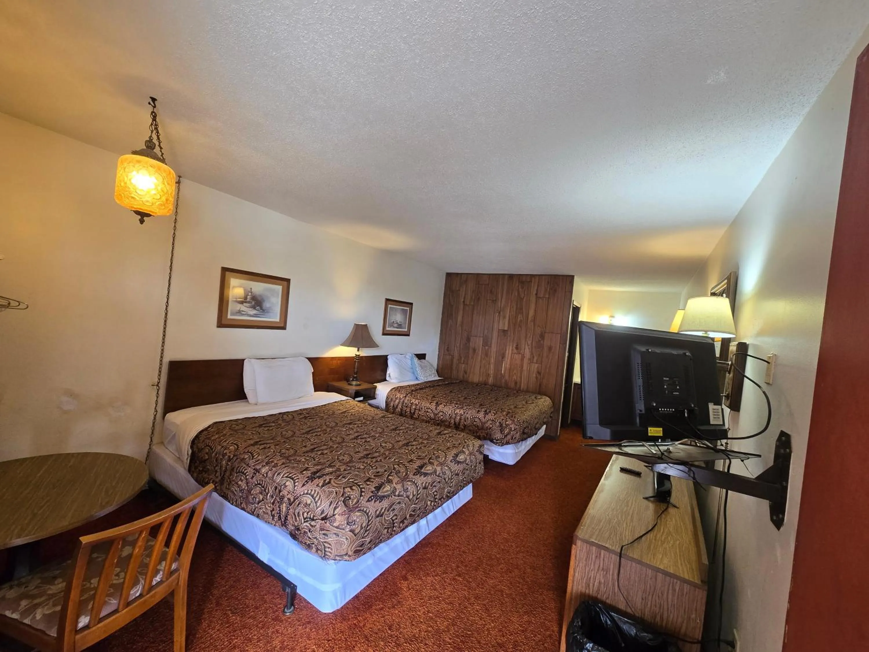 Bedroom, Bed in OYO Sandman Inn