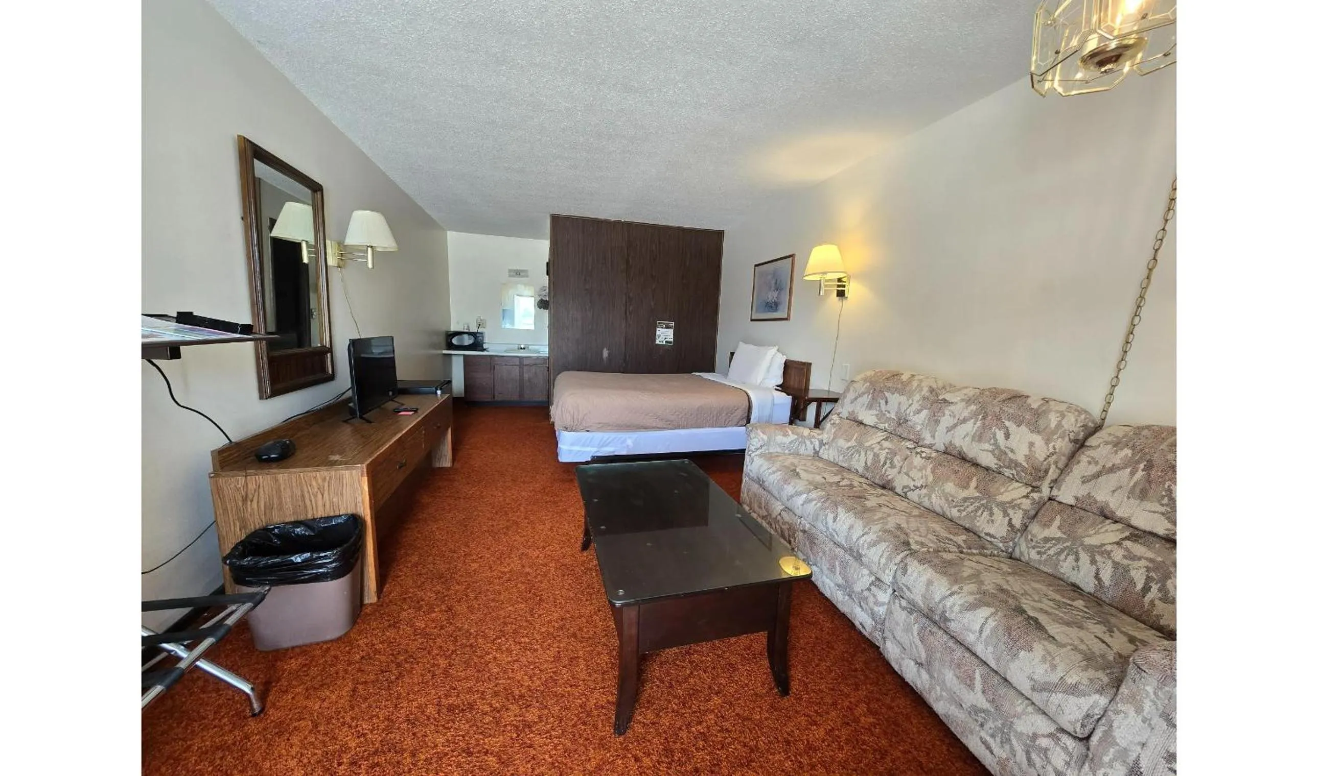 Bedroom, Bed in OYO Sandman Inn