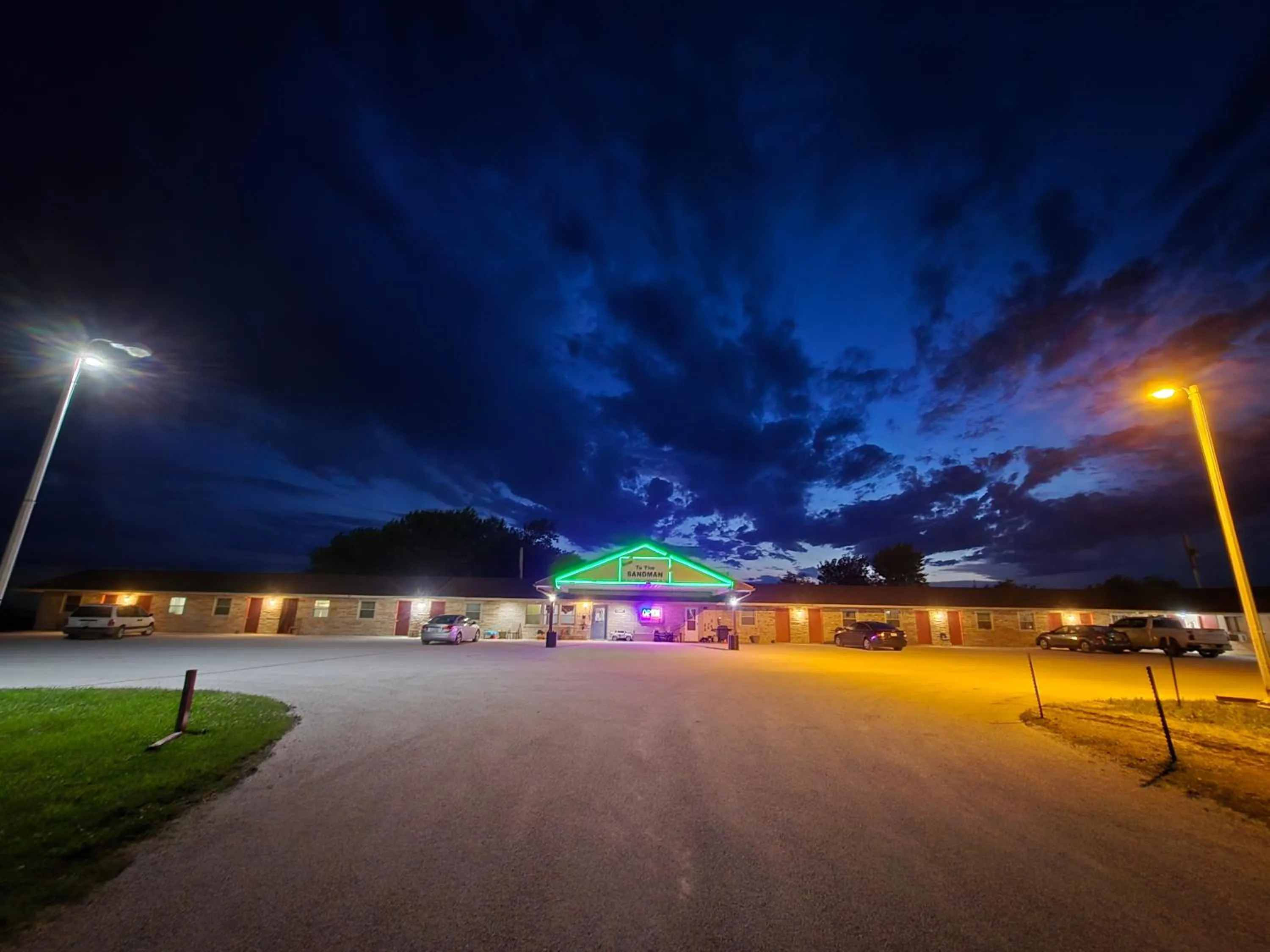 Facade/entrance in OYO Sandman Inn