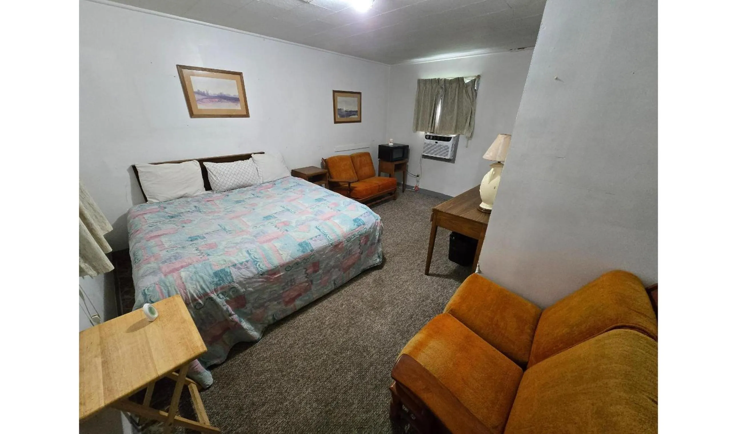 Bedroom, Bed in OYO Sandman Inn