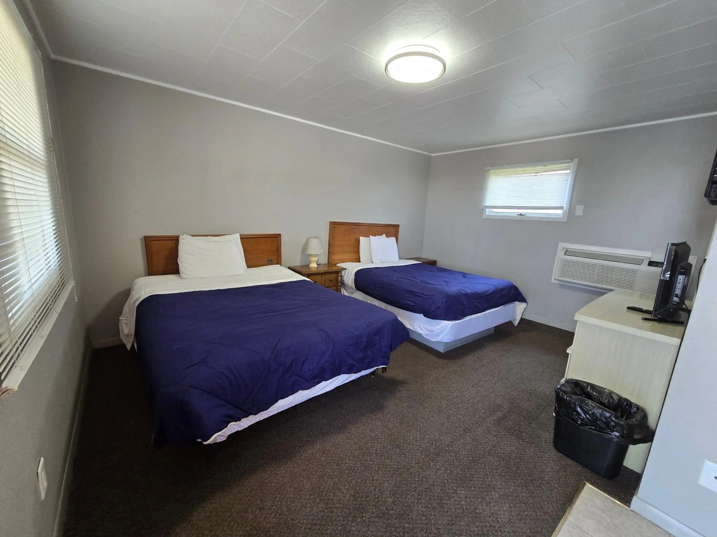 Bedroom, Bed in OYO Sandman Inn