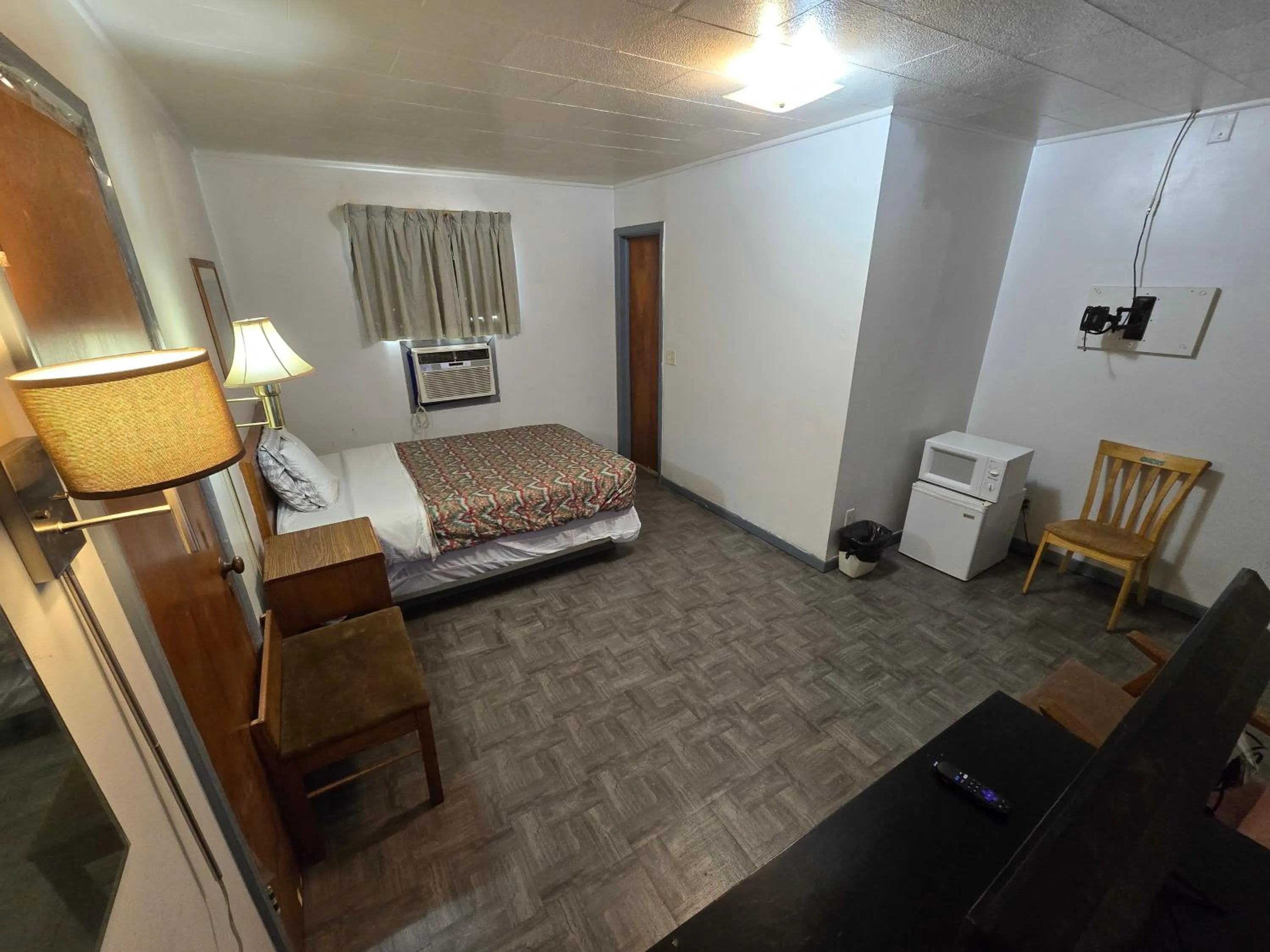 Bedroom, Bed in OYO Sandman Inn