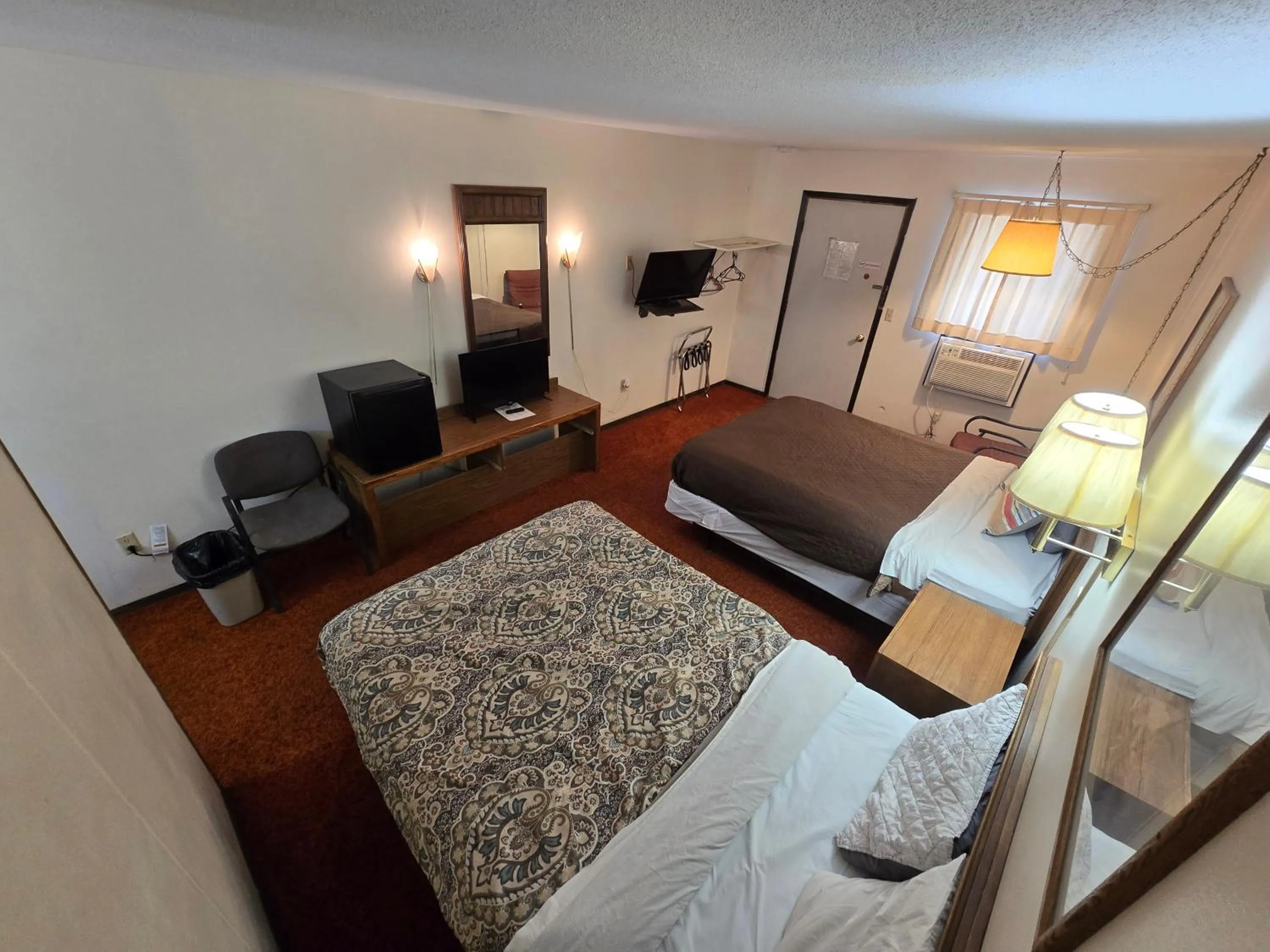 Bedroom, Bed in OYO Sandman Inn