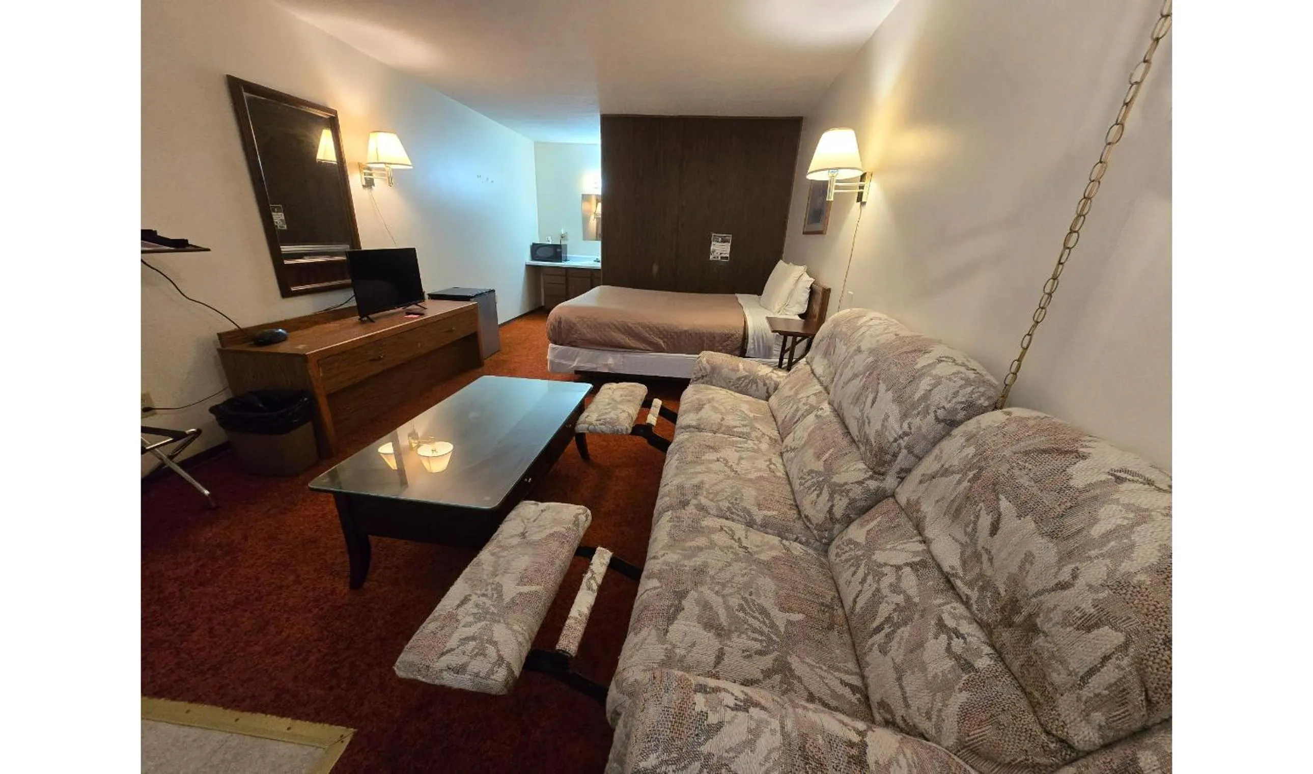 Bedroom, Bed in OYO Sandman Inn