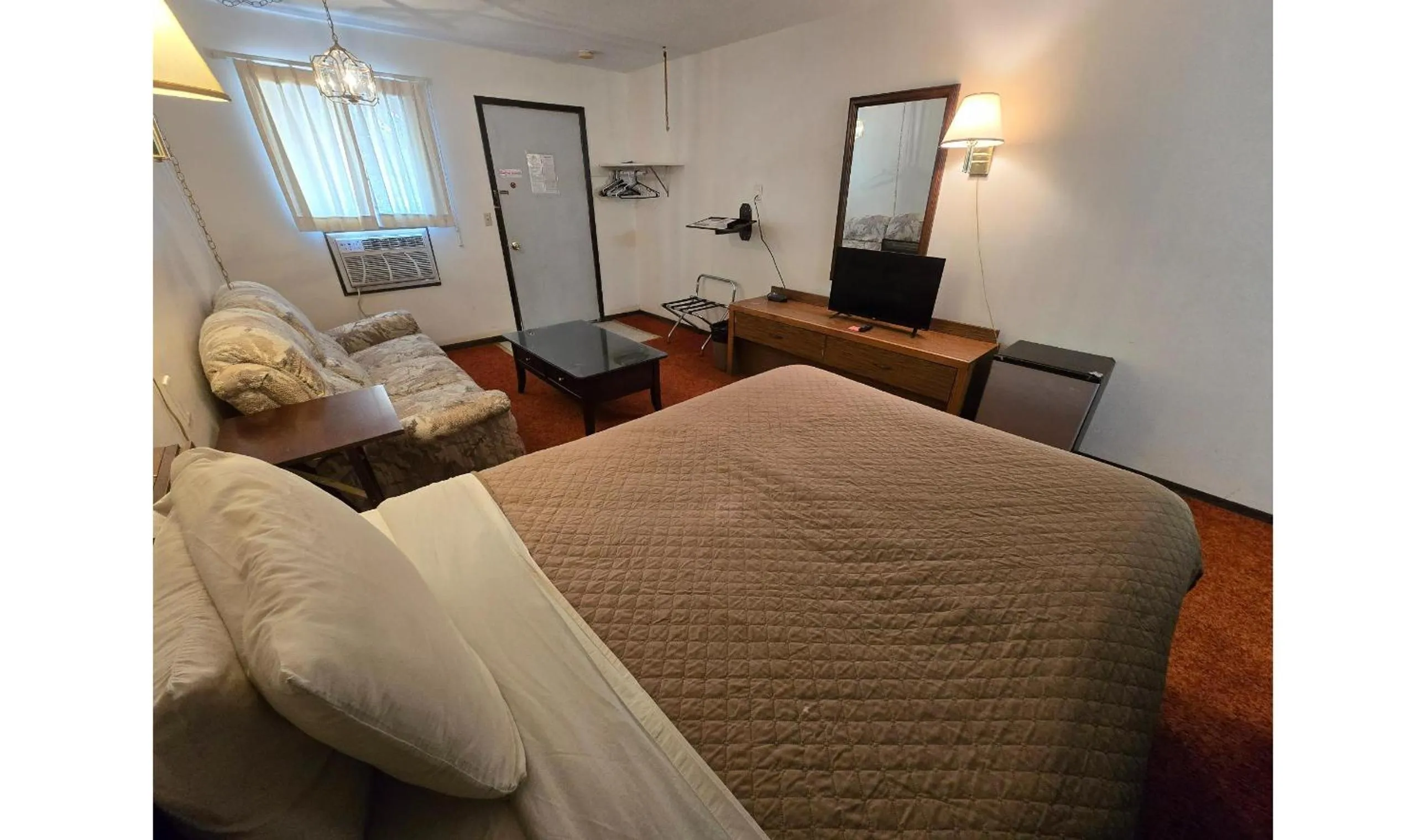 Bedroom, Bed in OYO Sandman Inn