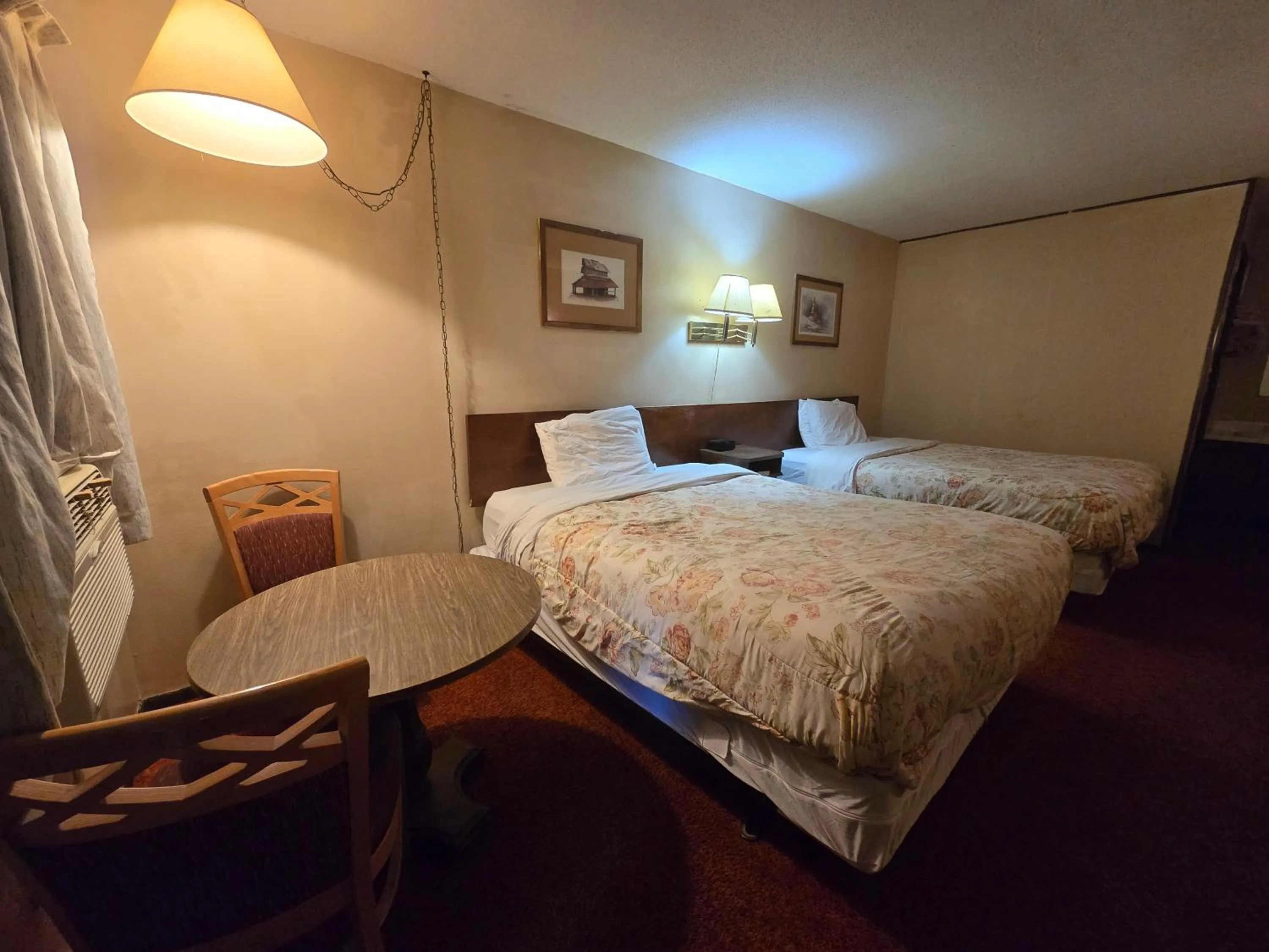 Bedroom, Bed in OYO Sandman Inn