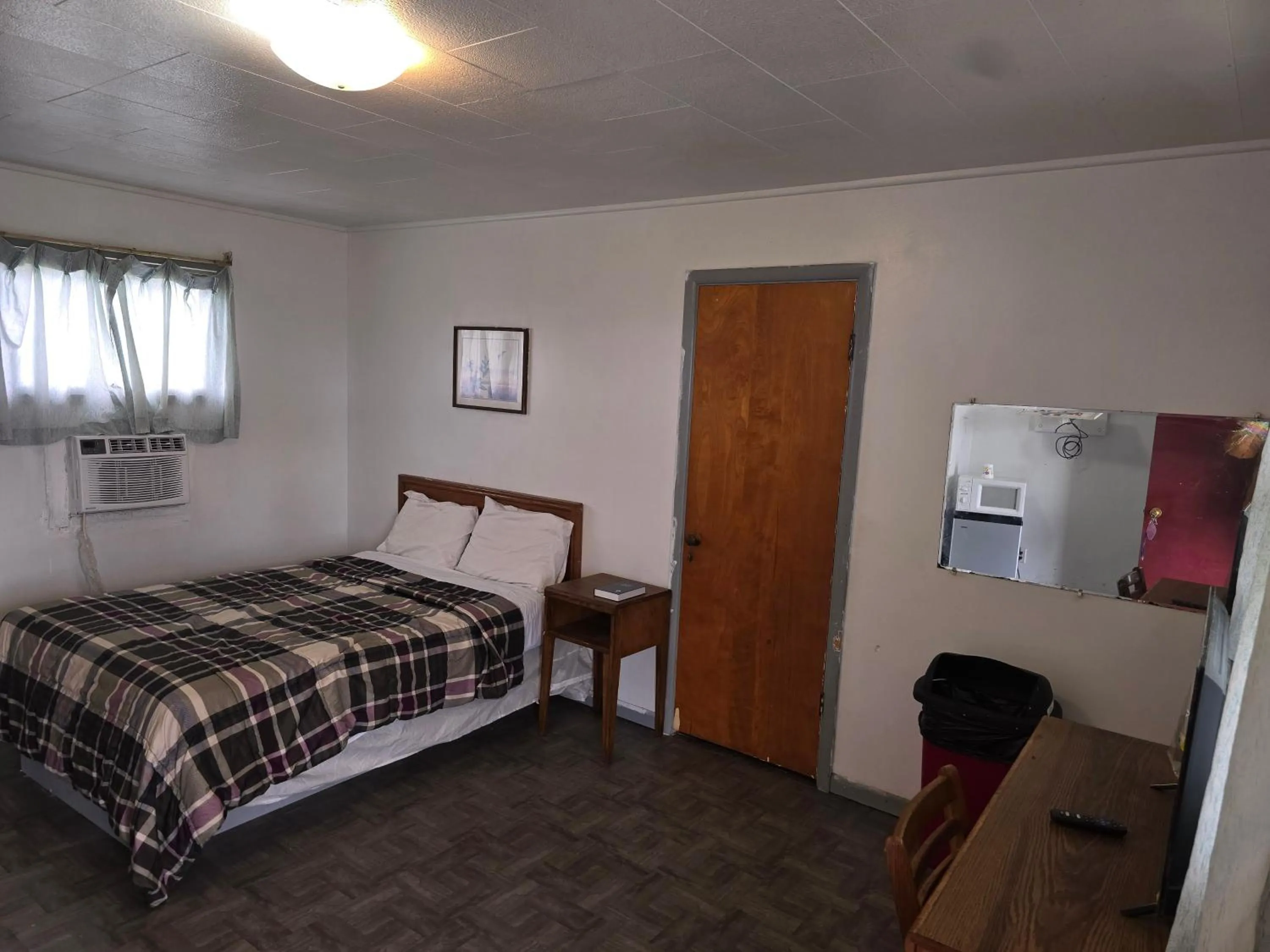 Bedroom, Bed in OYO Sandman Inn