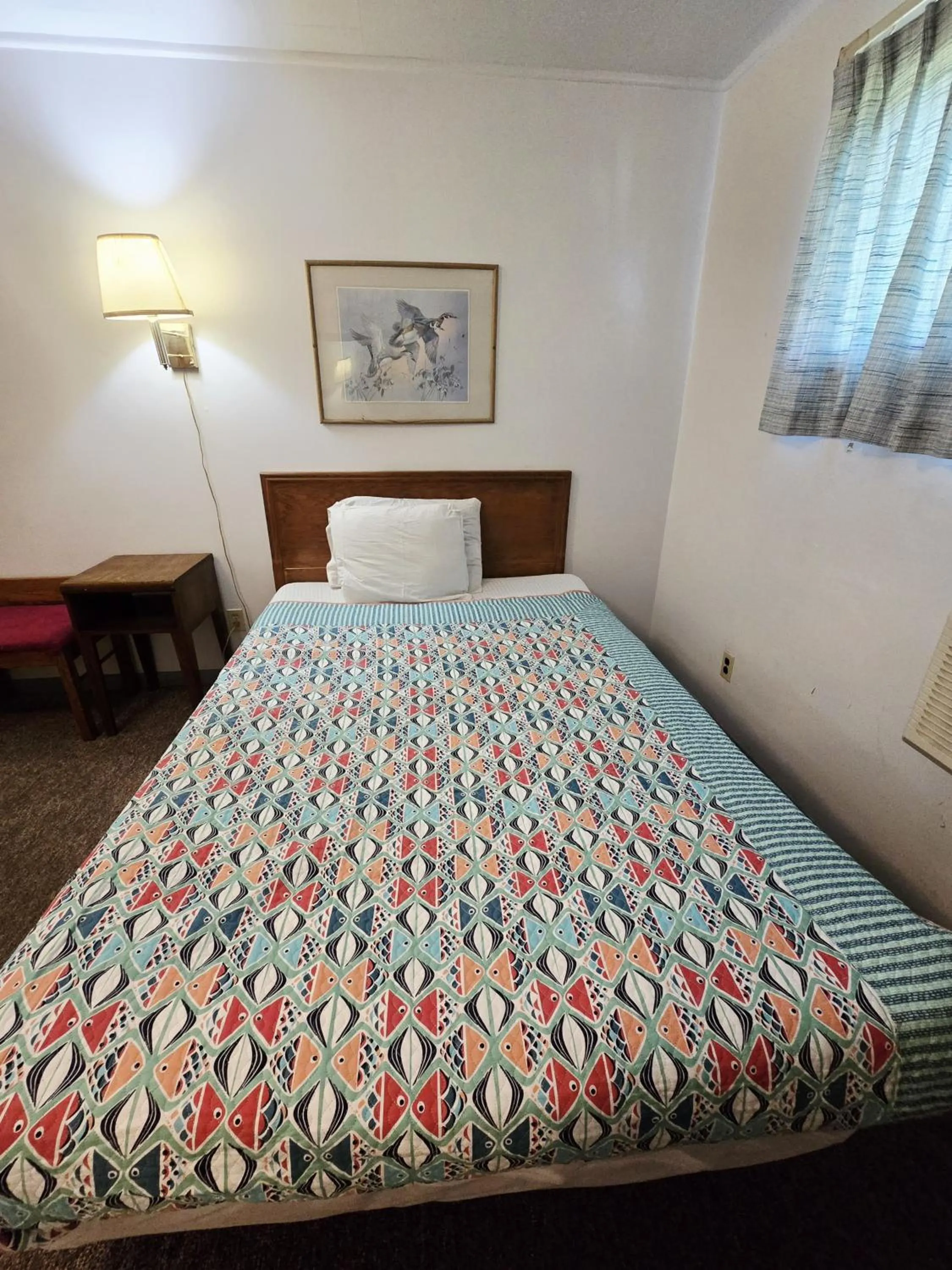 Bedroom, Bed in OYO Sandman Inn