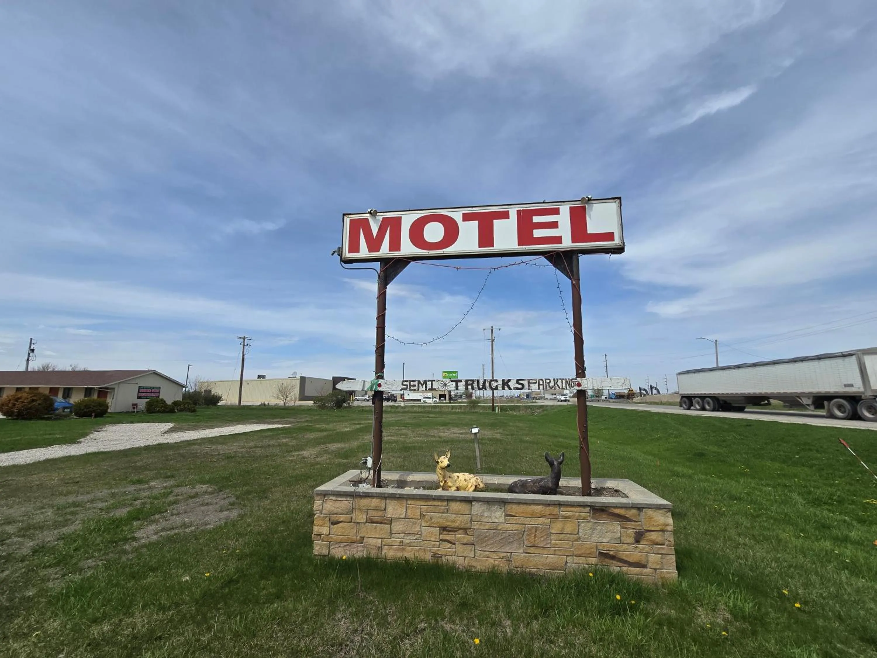 Facade/entrance in OYO Sandman Inn