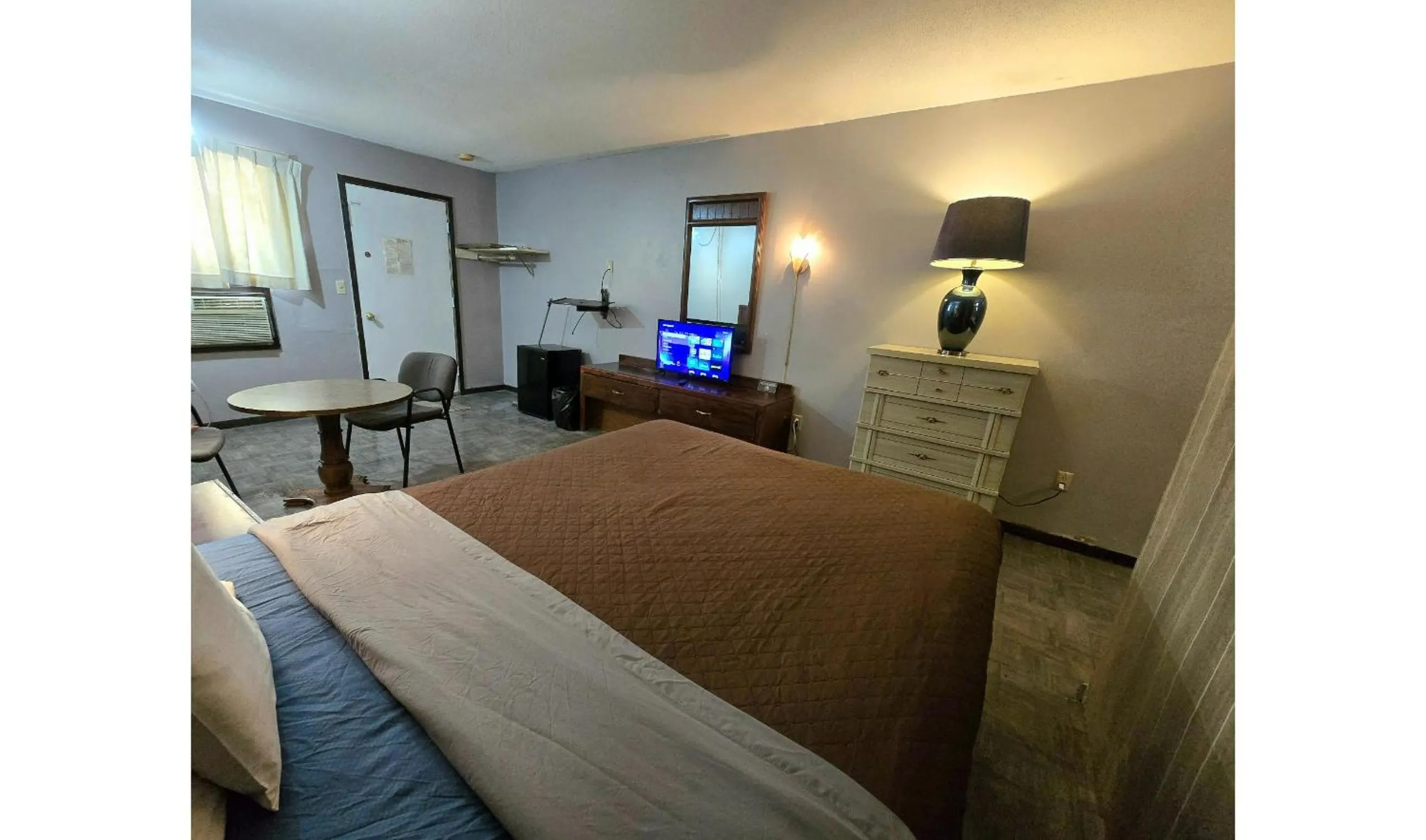 Bedroom, Bed in OYO Sandman Inn