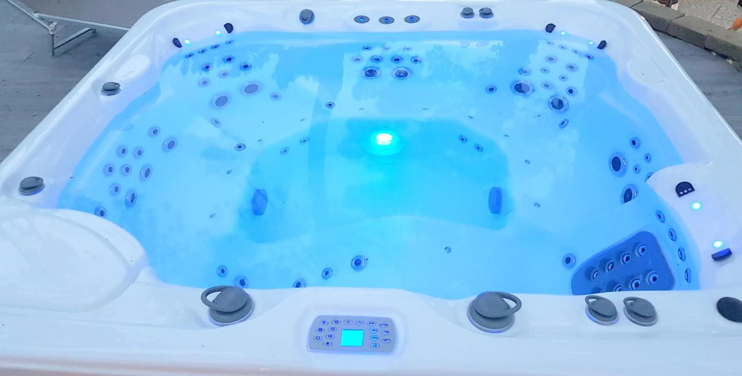 Hot Tub in Hotel Mediterraneo