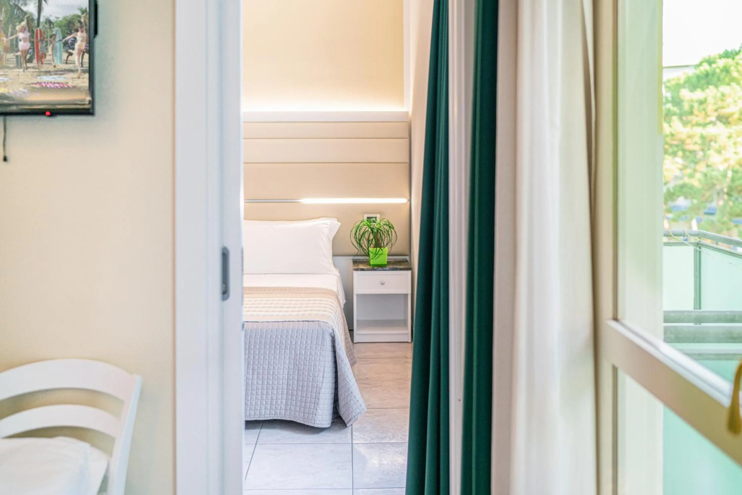 Bedroom, Bed in Hotel Mediterraneo