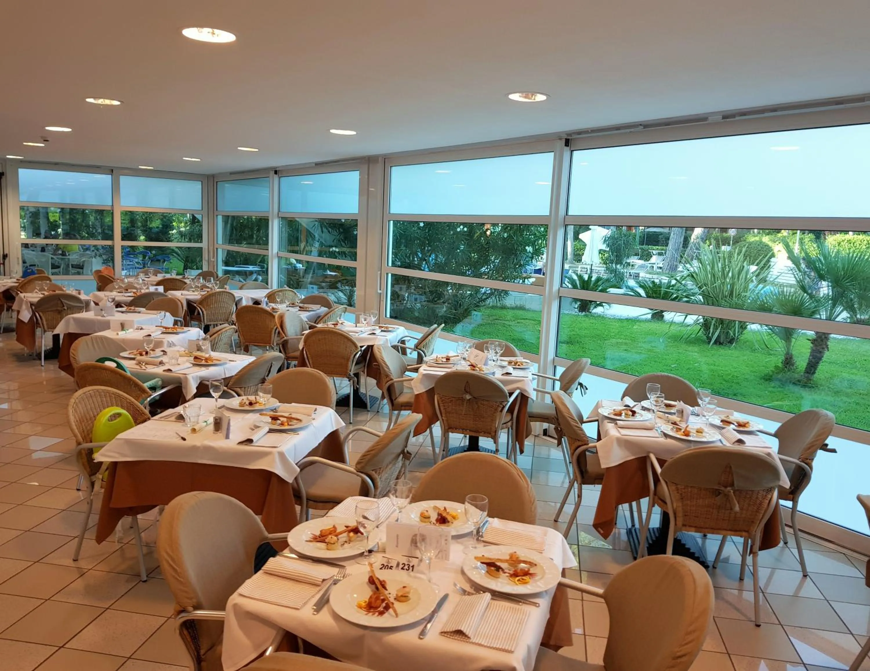 Restaurant/places to eat in Hotel Mediterraneo