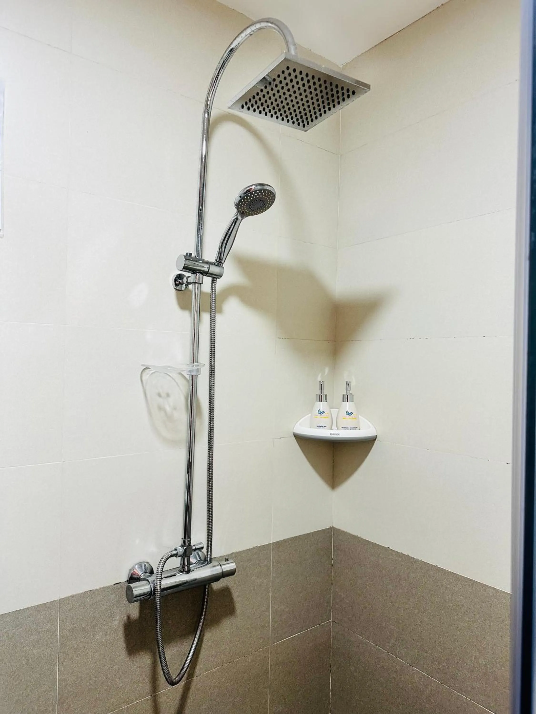 Shower in DALAT STREAM HOTEL-Khách sạn đẹp Đà Lạt