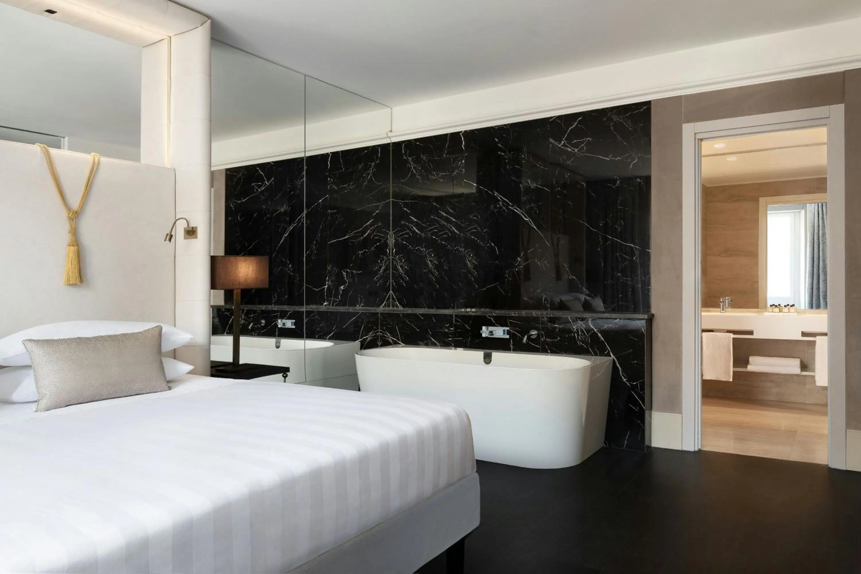 Bedroom, Bed in Sina Bernini Bristol, Autograph Collection