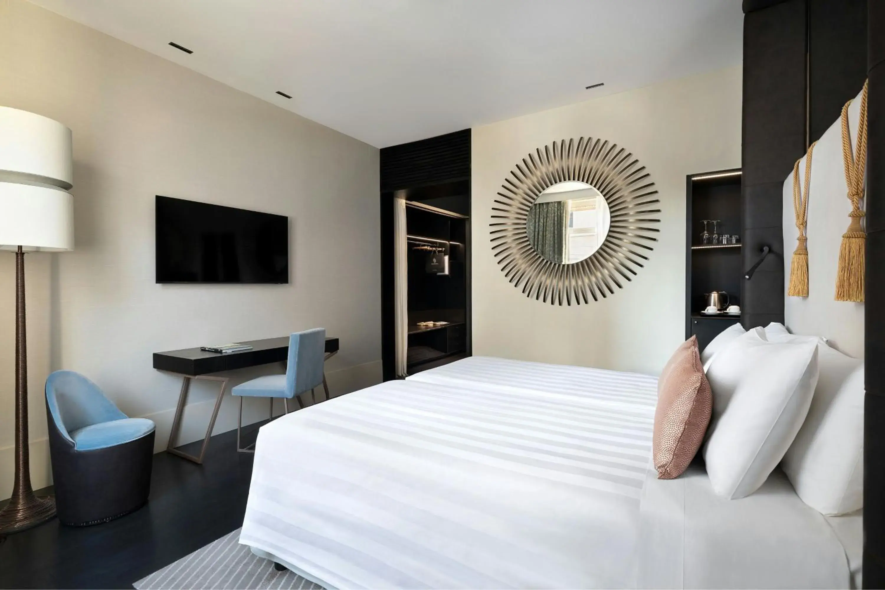 Superior Twin Room with Urban View in Sina Bernini Bristol, Autograph Collection Superior Twin Room with Urban View in Sina Bernini Bristol, Autograph Collection