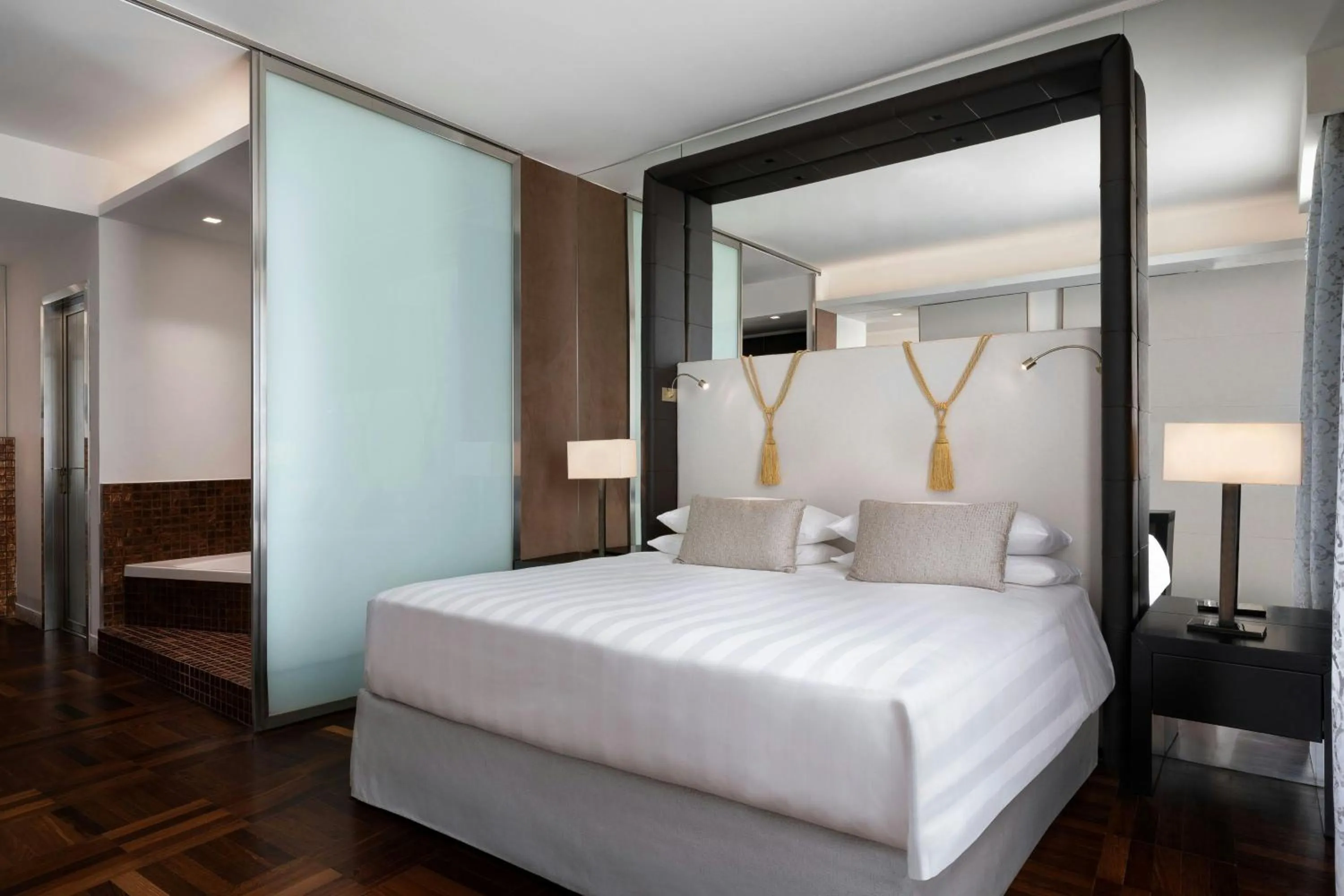 Bedroom, Bed in Sina Bernini Bristol, Autograph Collection