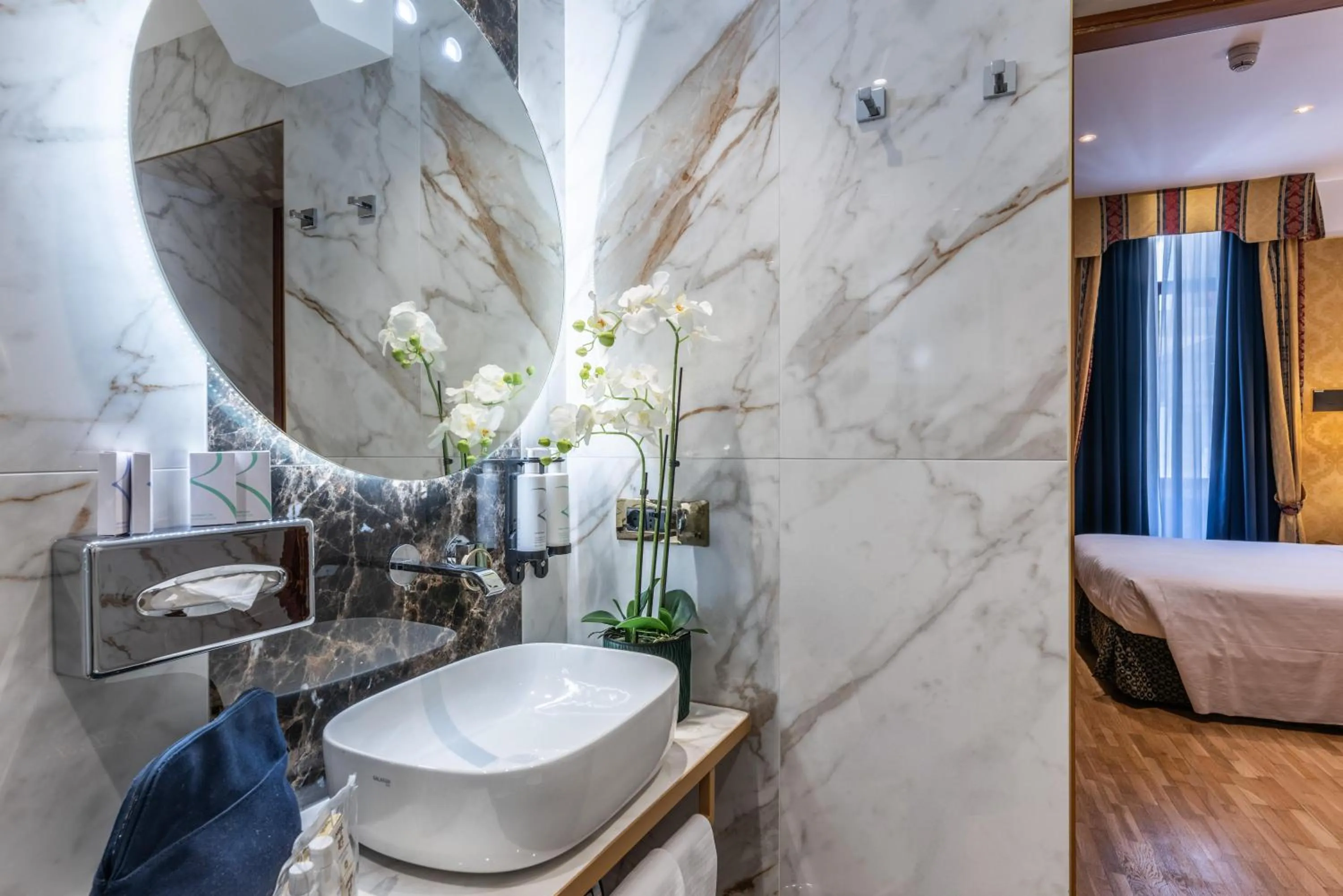 Bathroom, Bed in Hotel Raffaello - Sure Hotel Collection by Best Western