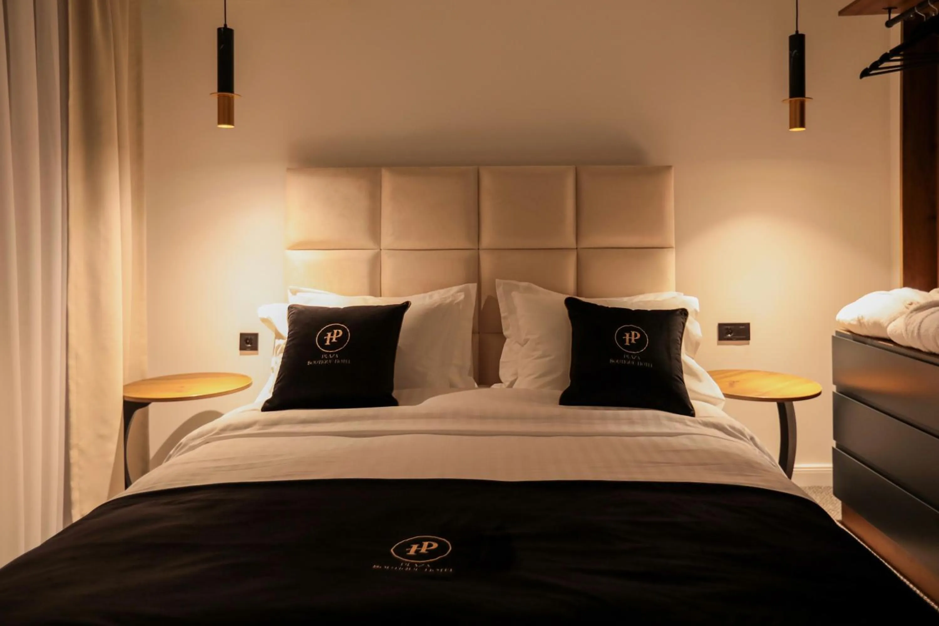 Quiet street view, Bed in Plaza Boutique Hotel