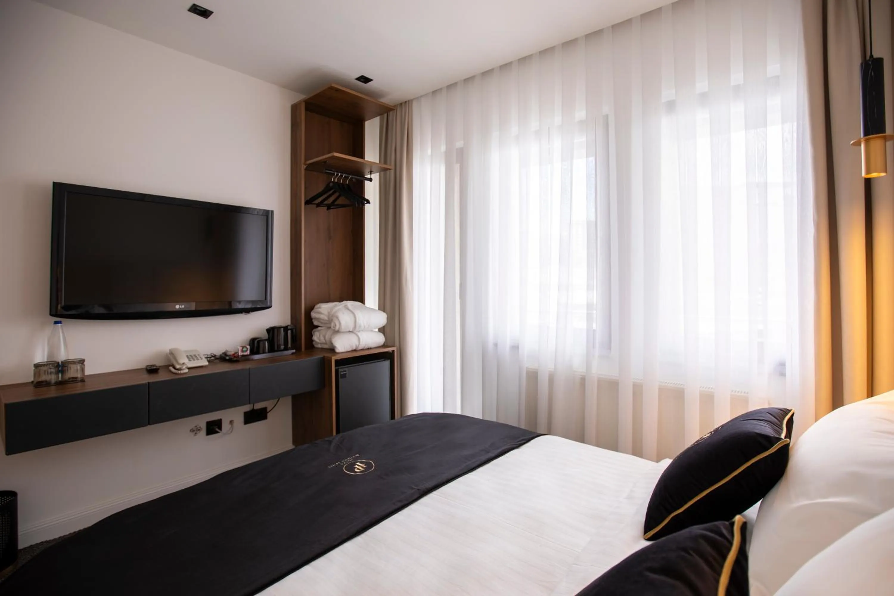 TV and multimedia, Bed in Plaza Boutique Hotel