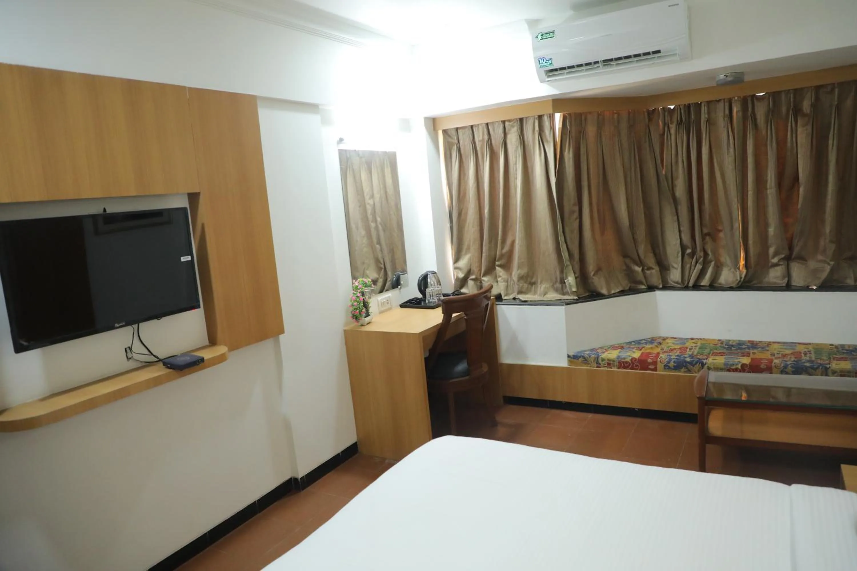 Bedroom, Bed in Hotel Kewal