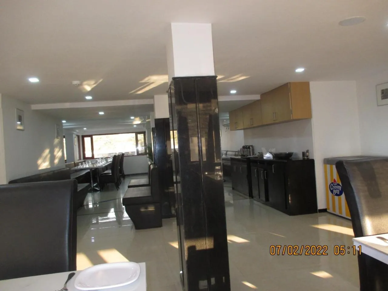 Restaurant/places to eat in Hotel Kewal