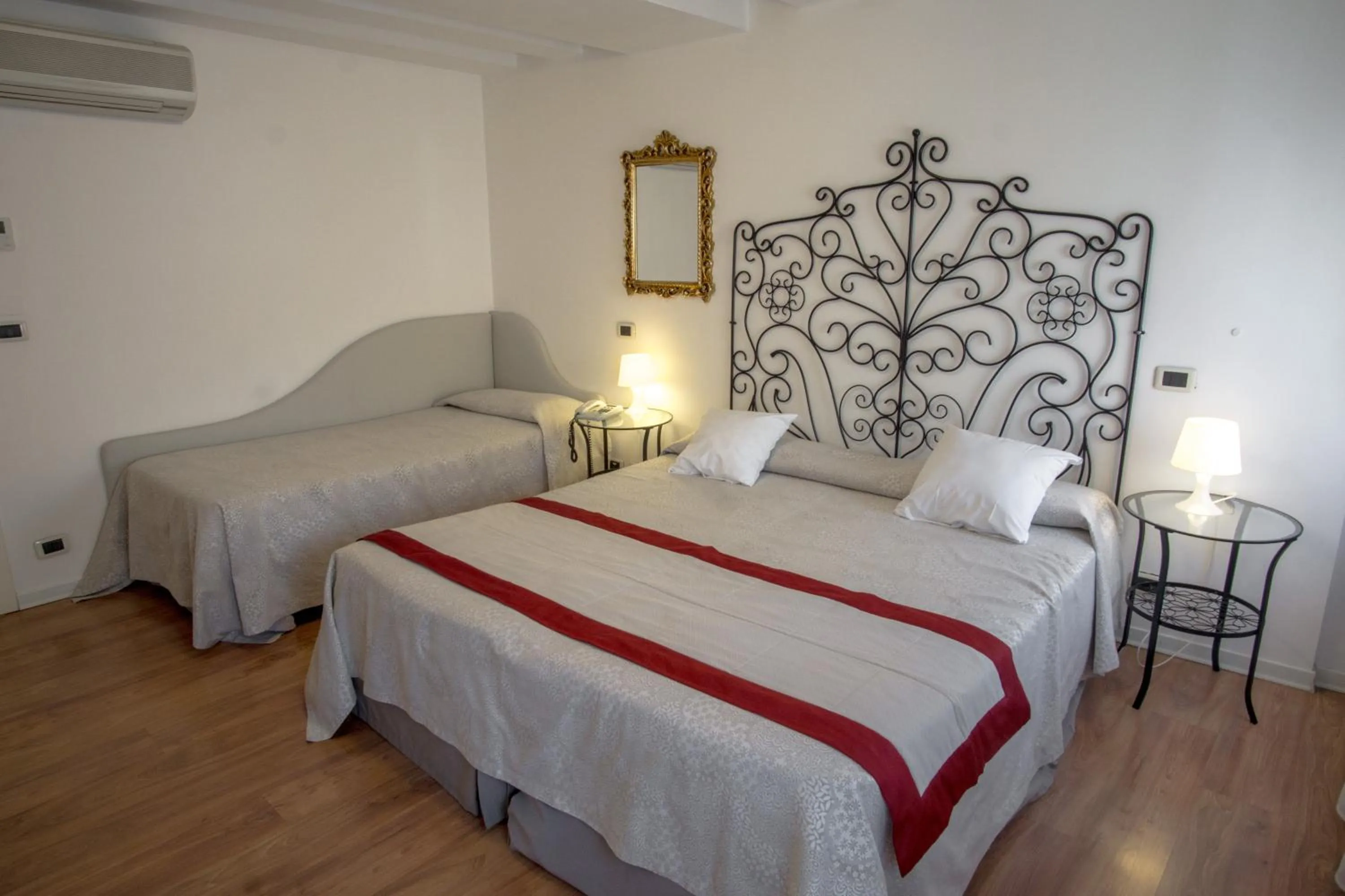 Bedroom, Bed in Hotel Antigo Trovatore