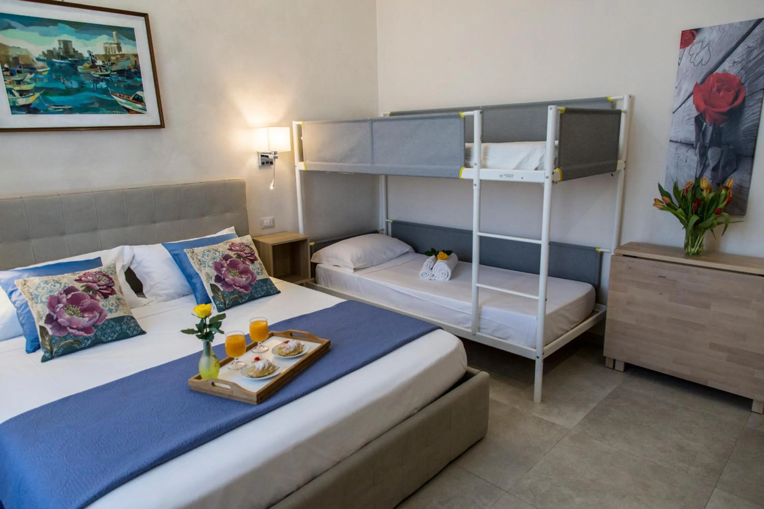 Bed in Tourist Appartment Port Inn - Free Transport Structure to Cruise Ship