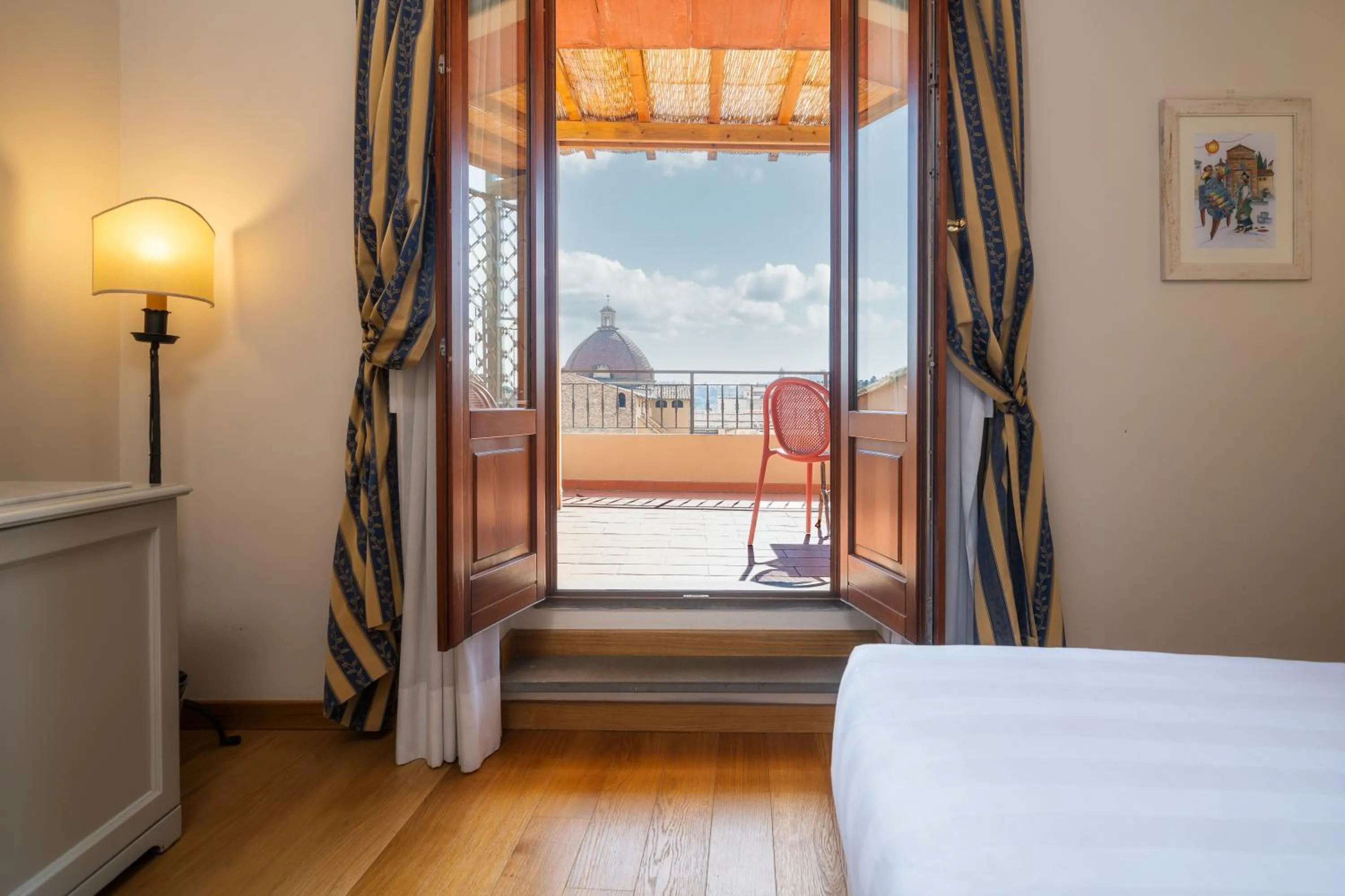 Balcony/Terrace, Bed in Hotel Croce Di Malta