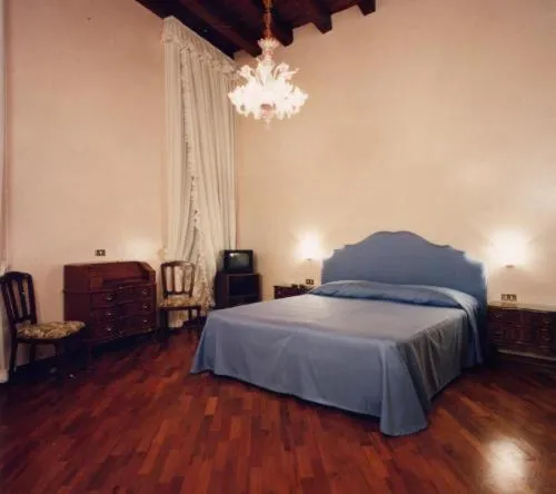 Bed in Hotel Piccola Fenice