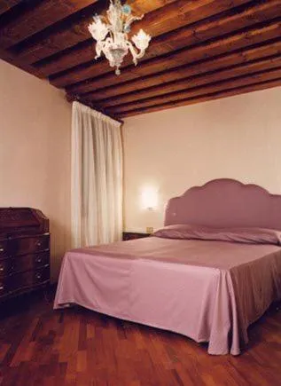 Bed in Hotel Piccola Fenice