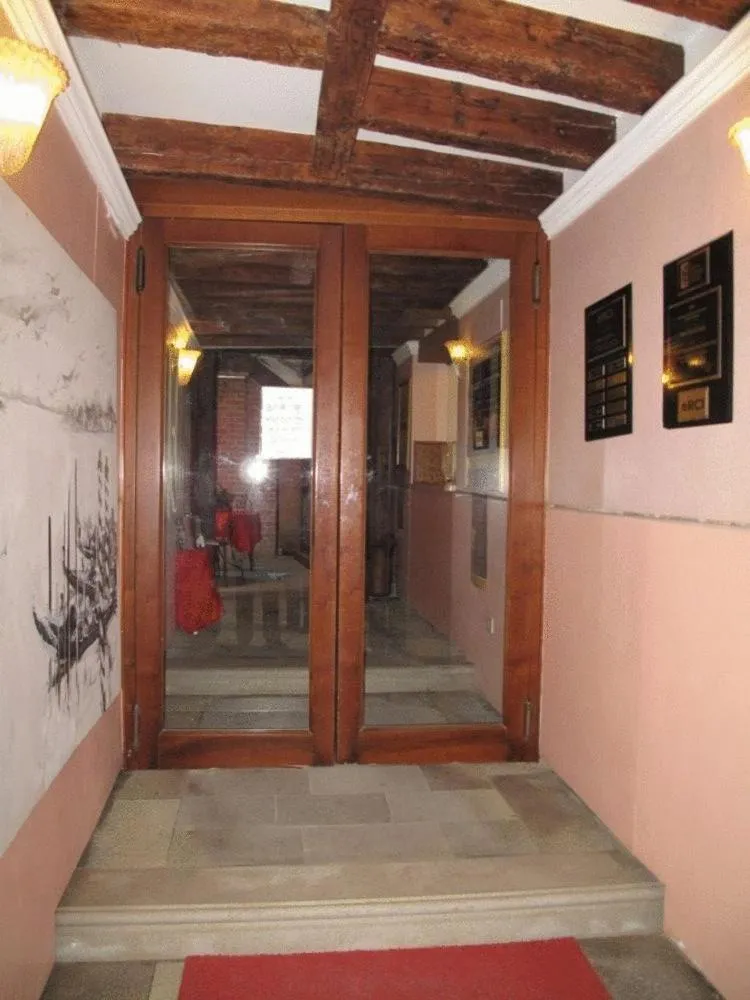 Facade/entrance in Hotel Piccola Fenice