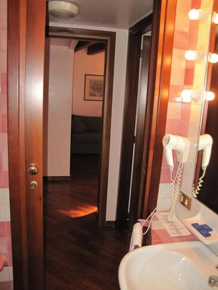 Bathroom in Hotel Piccola Fenice