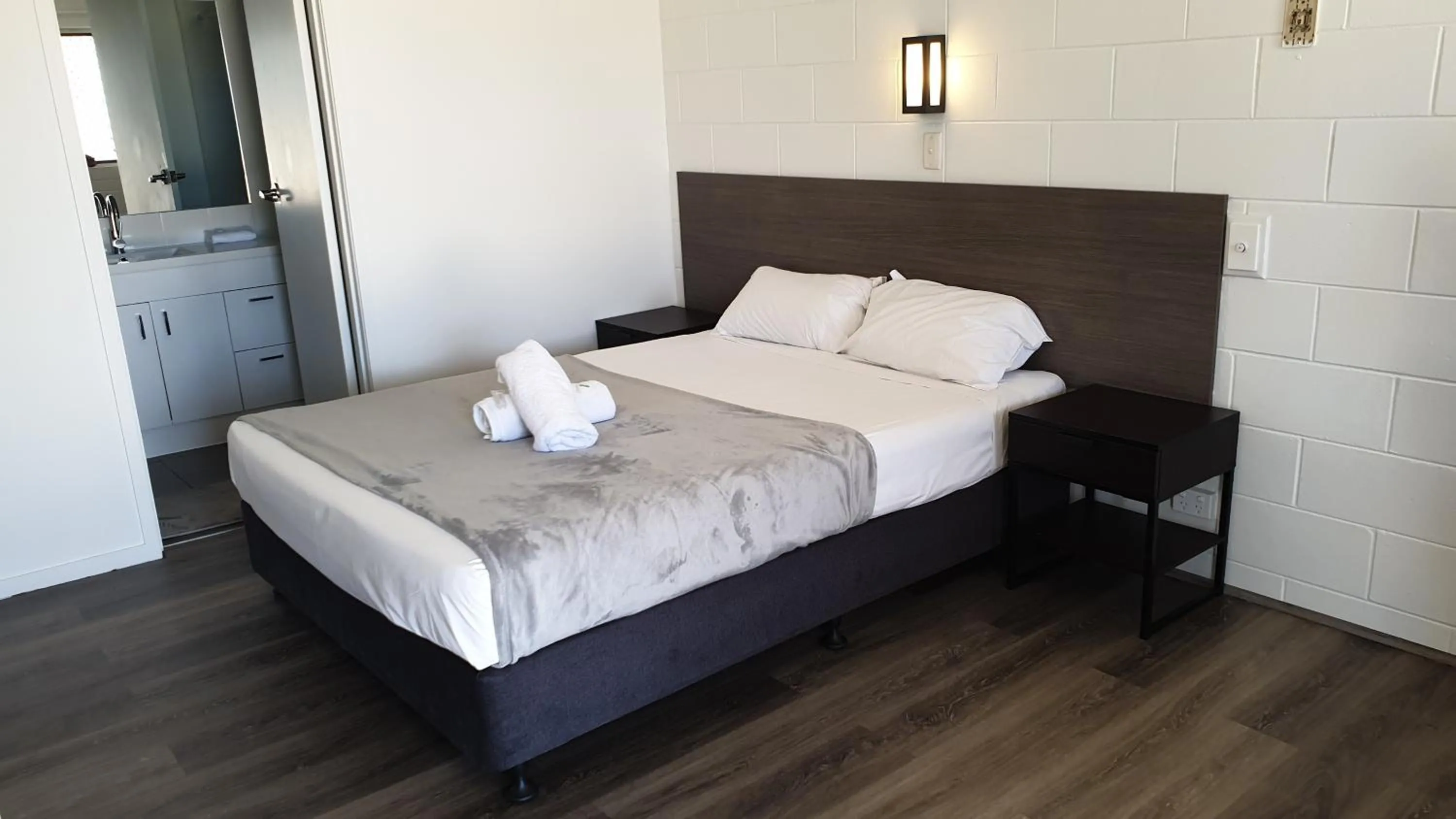 Photo of the whole room, Bed in Townsville City Motel
