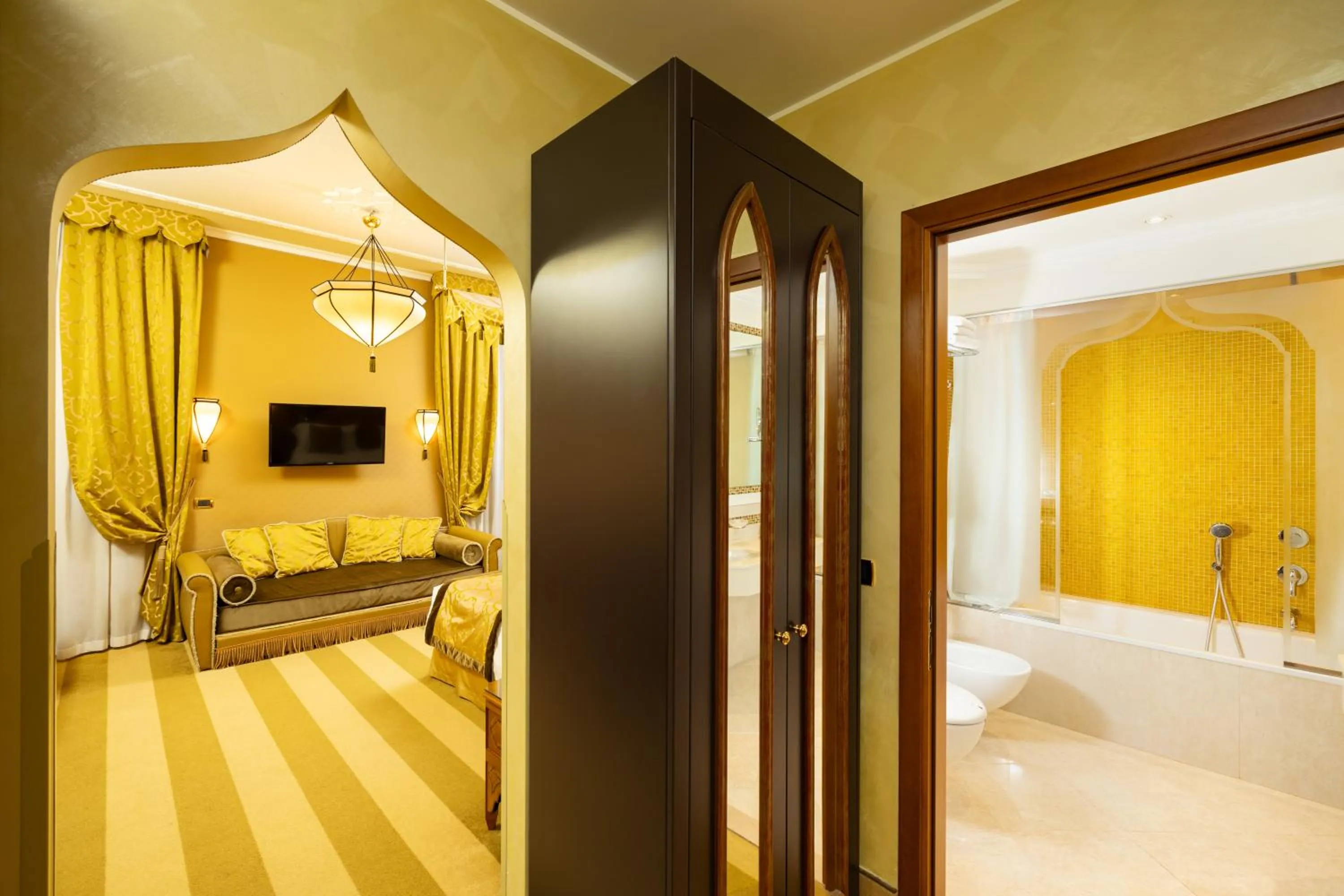 Shower, Bed in Ai Mori d'Oriente