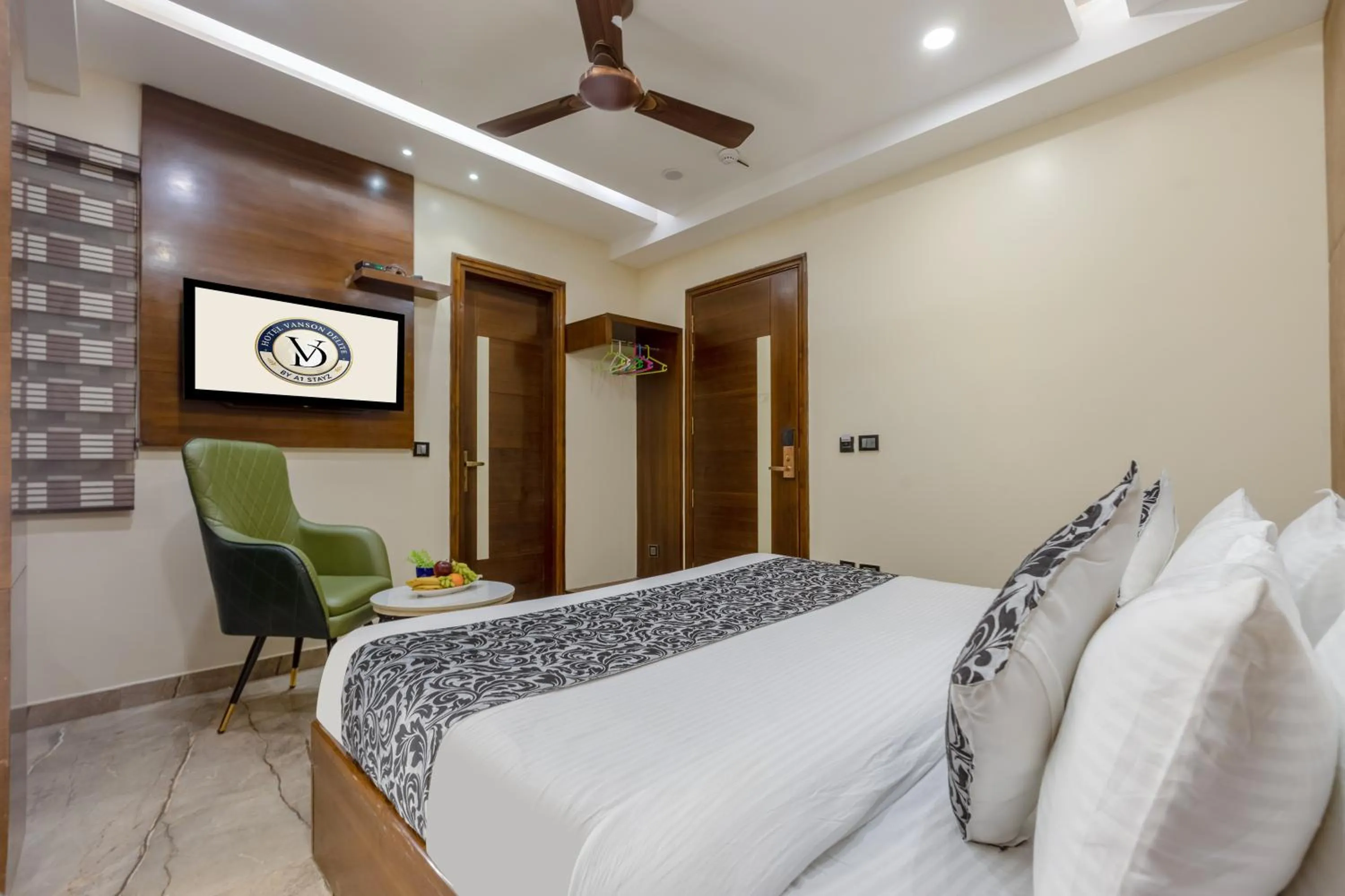 TV and multimedia, Bed in The Vanson Delite "Newly Rebuilt 2026" - Near New Delhi Station & Connaught Place