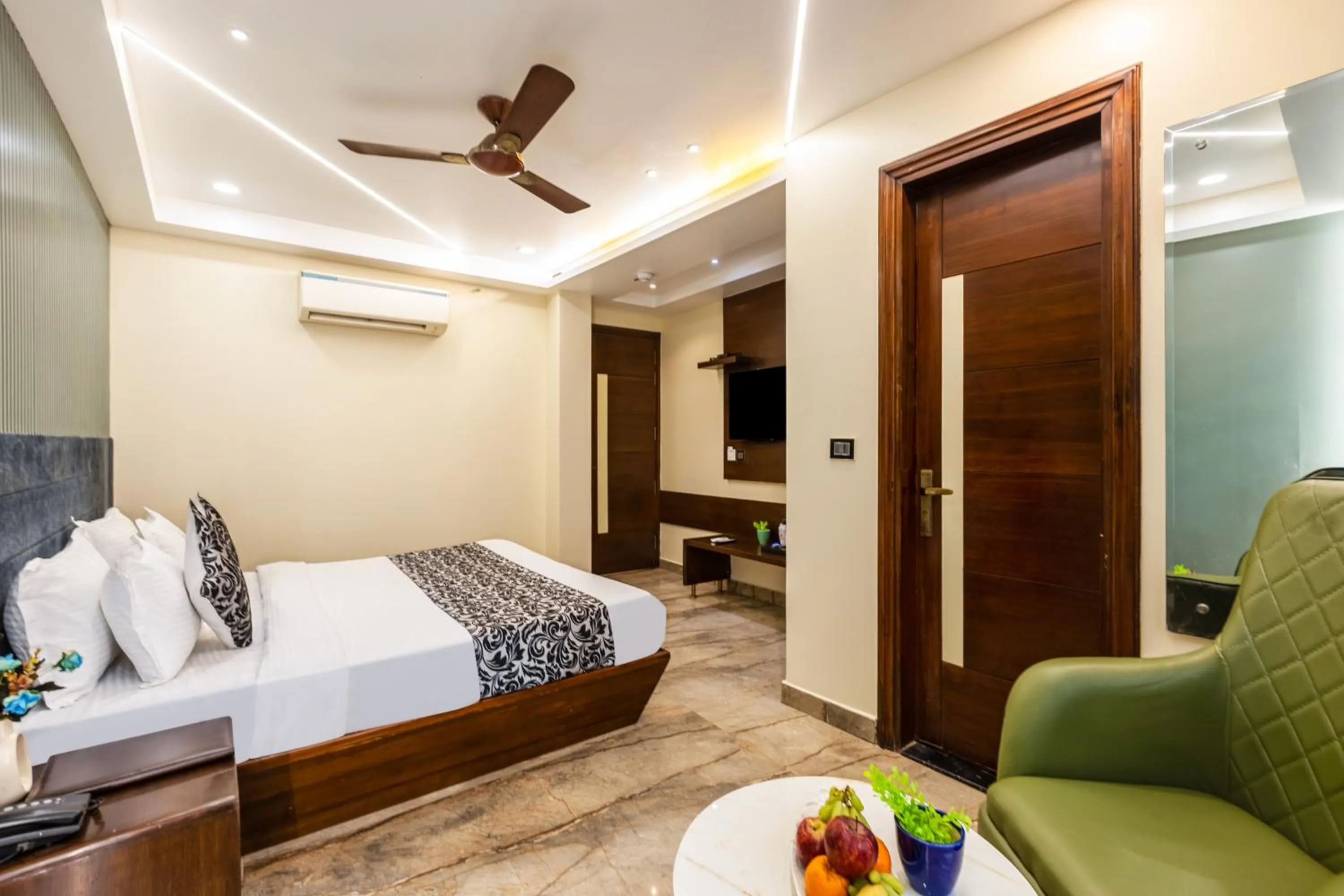 TV and multimedia, Bed in The Vanson Delite "Newly Rebuilt 2026" - Near New Delhi Station & Connaught Place