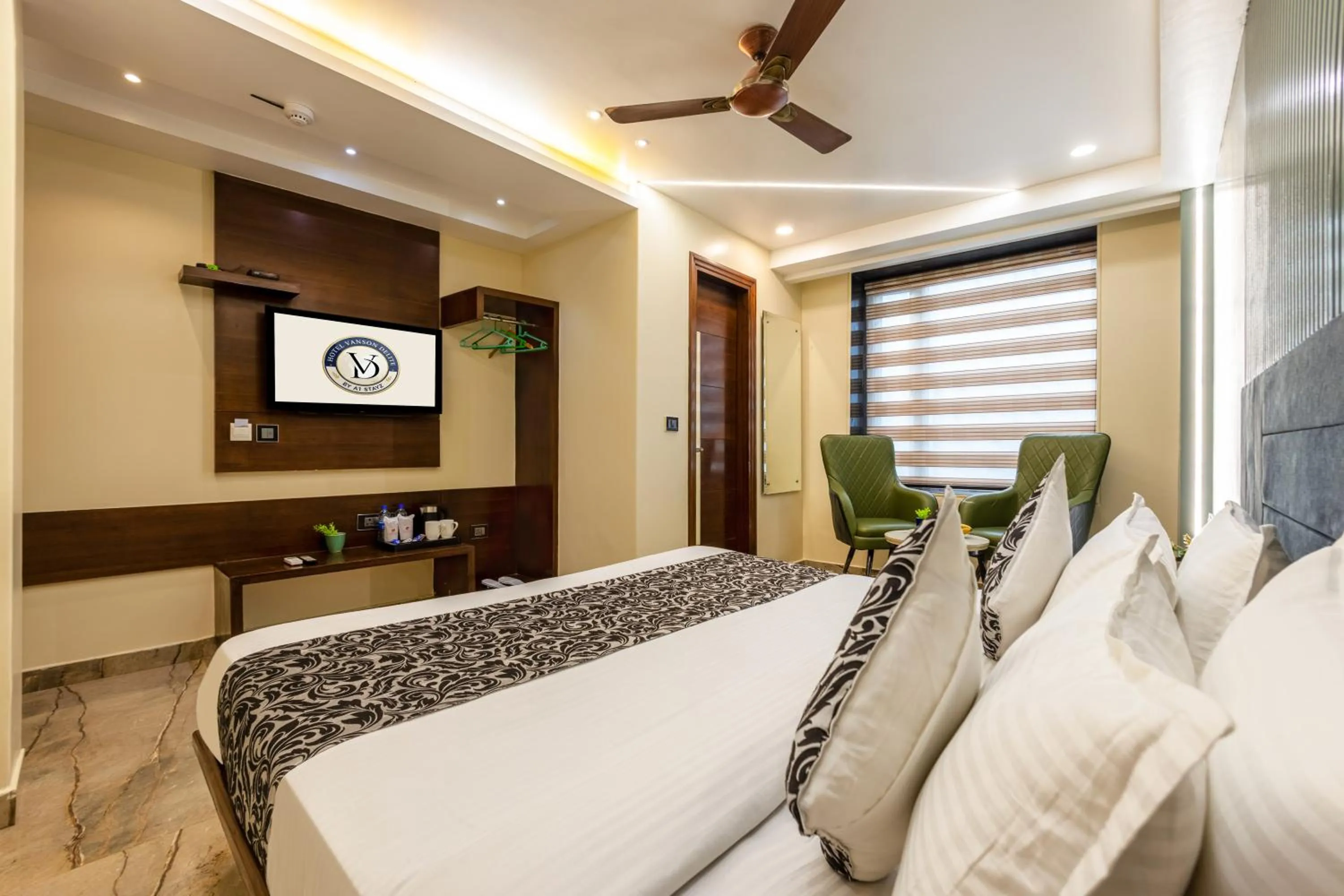 TV and multimedia, Bed in The Vanson Delite "Newly Rebuilt 2026" - Near New Delhi Station & Connaught Place