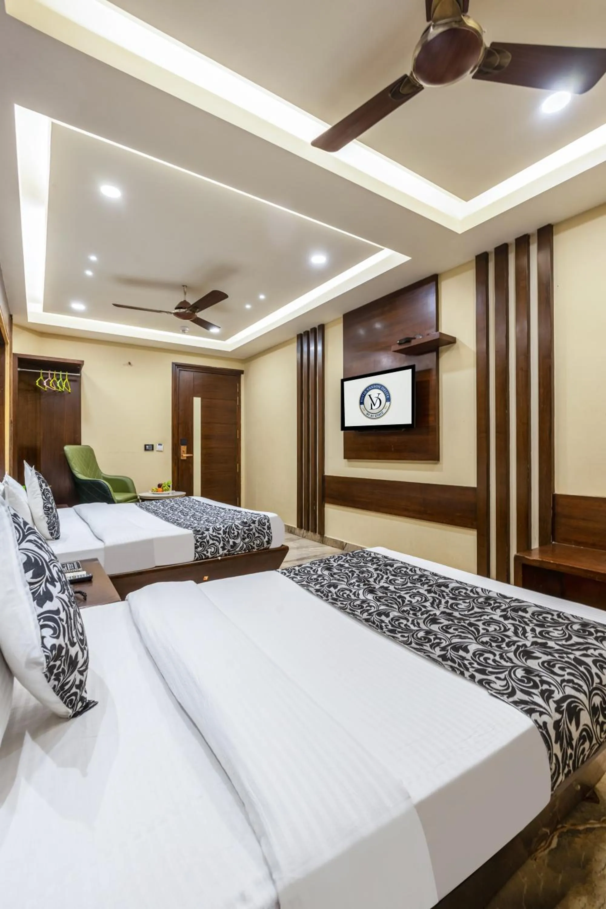 TV and multimedia, Bed in The Vanson Delite "Newly Rebuilt 2026" - Near New Delhi Station & Connaught Place