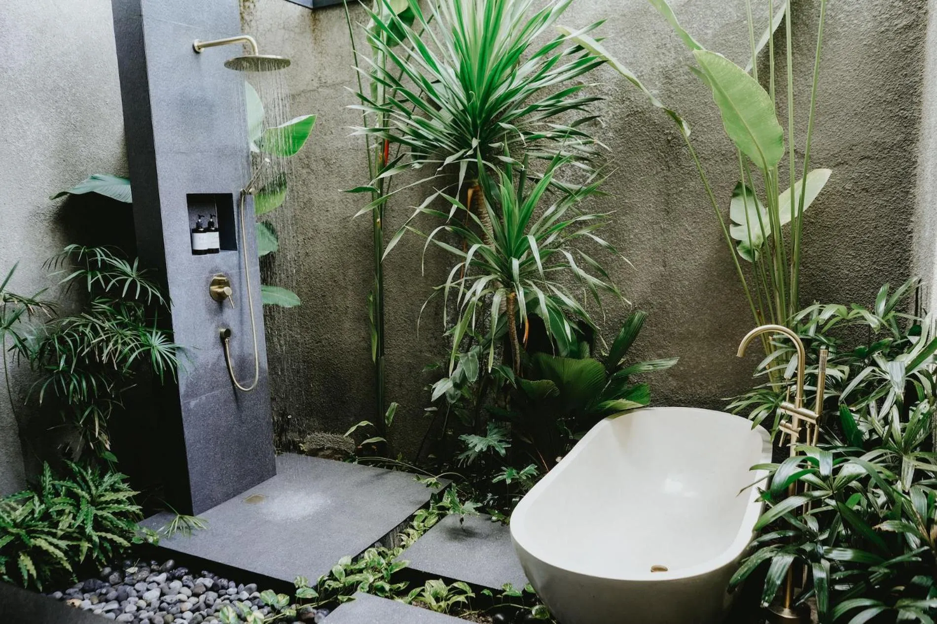 Shower in PORTER HOTEL - Surf & Yoga Retreat