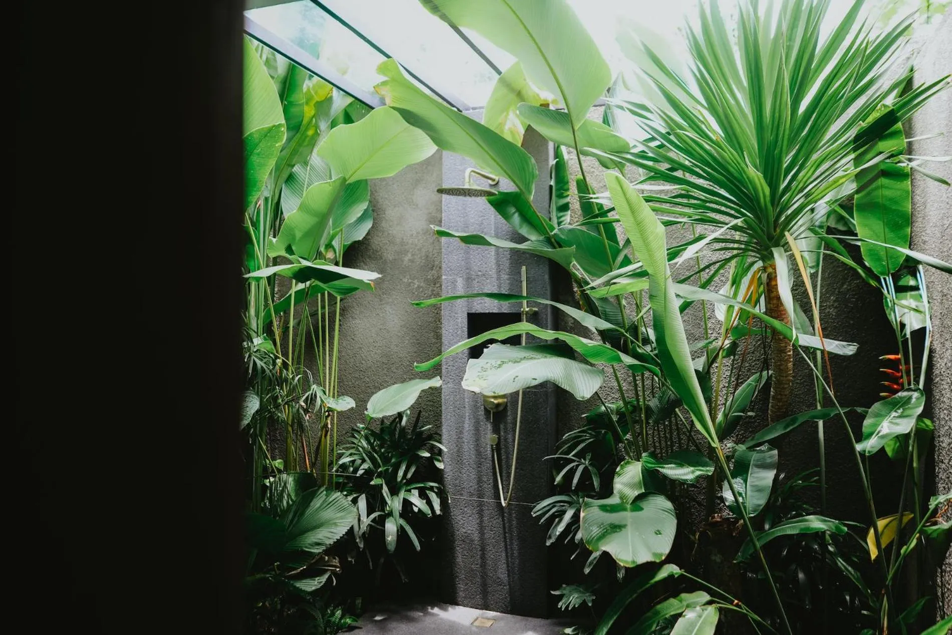 Shower in PORTER HOTEL - Surf & Yoga Retreat