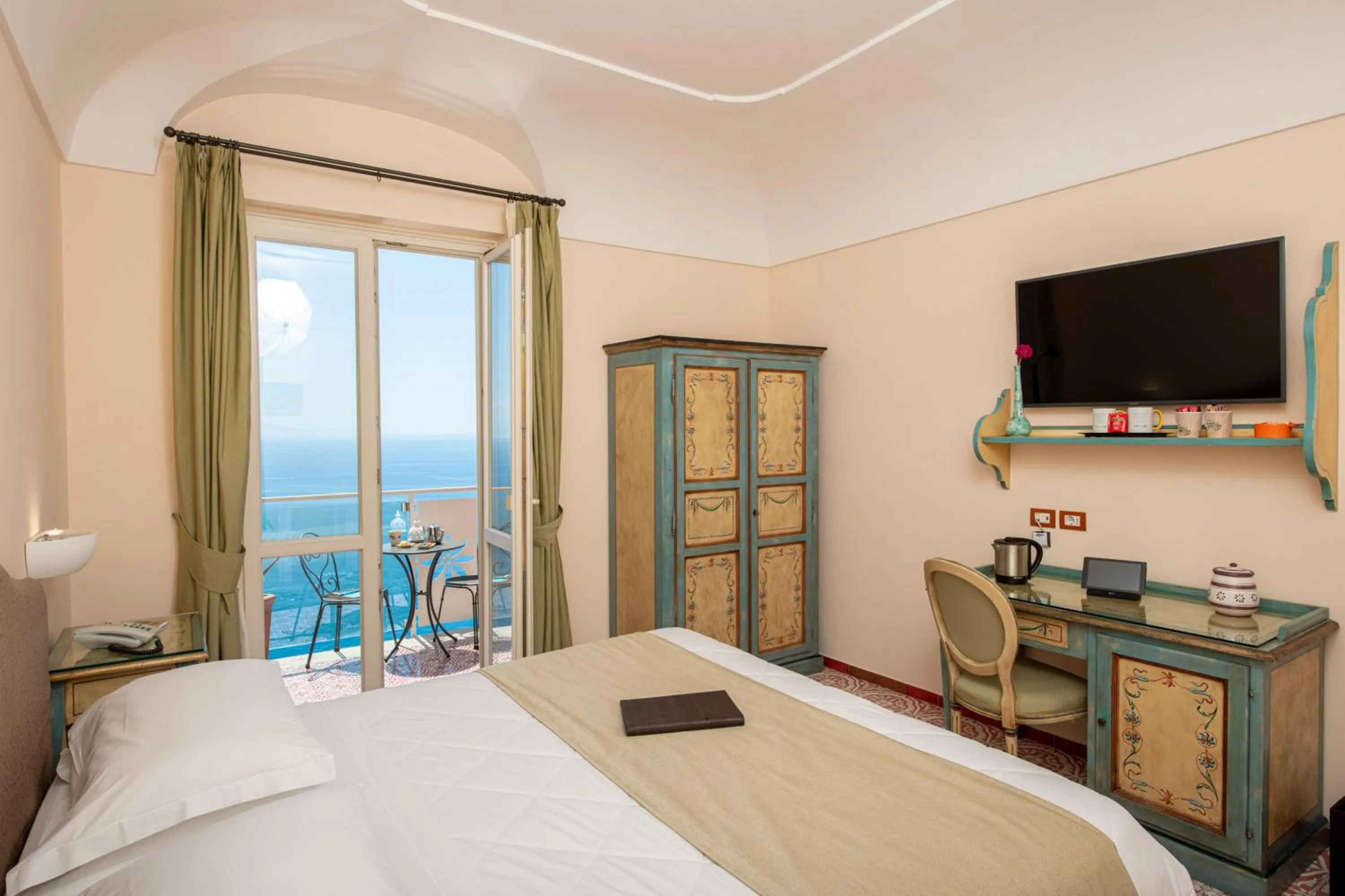 TV and multimedia, Bed in Hotel Margherita