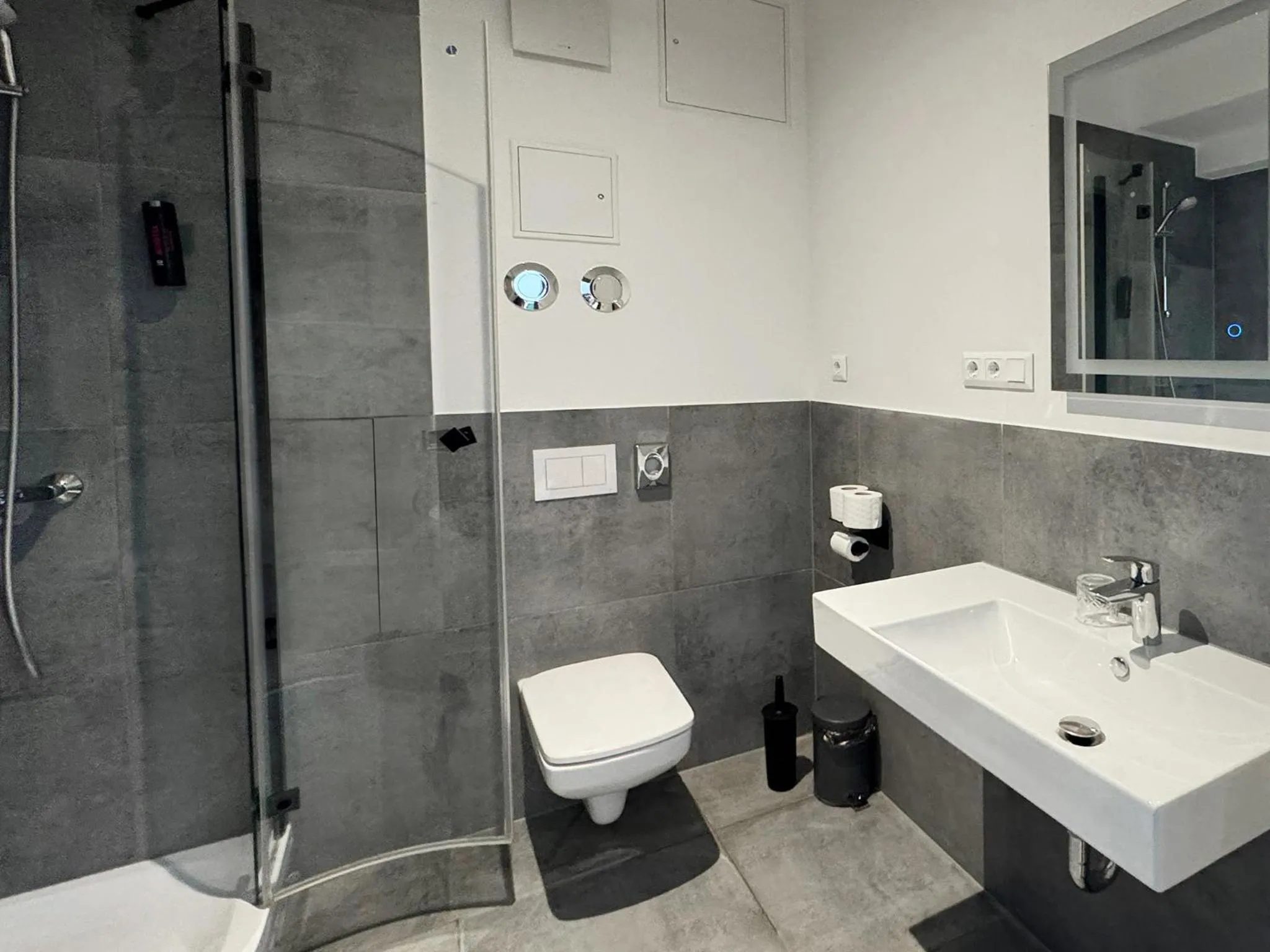 Bathroom in DORMERO Hotel Rüsselsheim Airport-Frankfurt