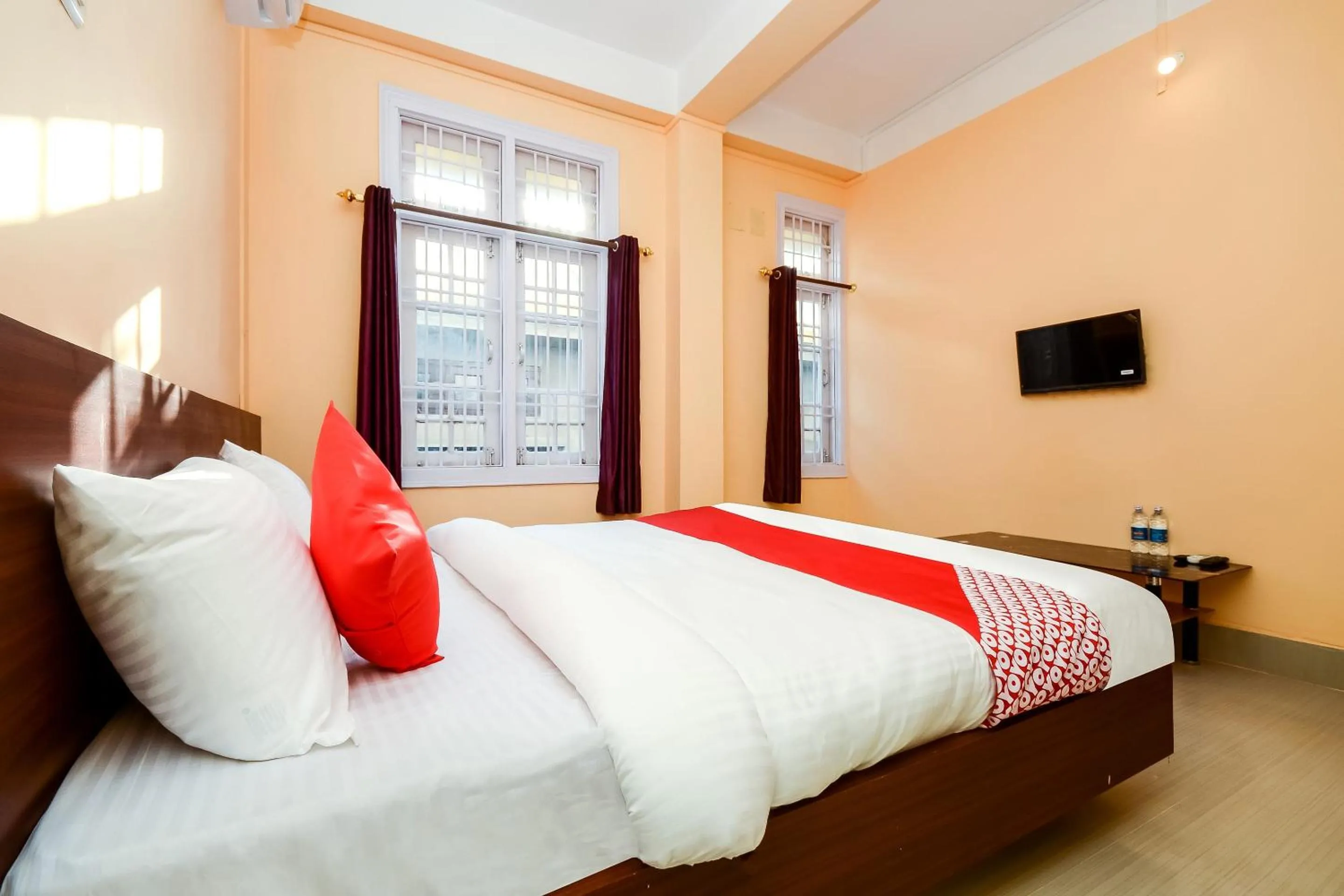 Bedroom, Bed in Hotel O Manmohan Enclave