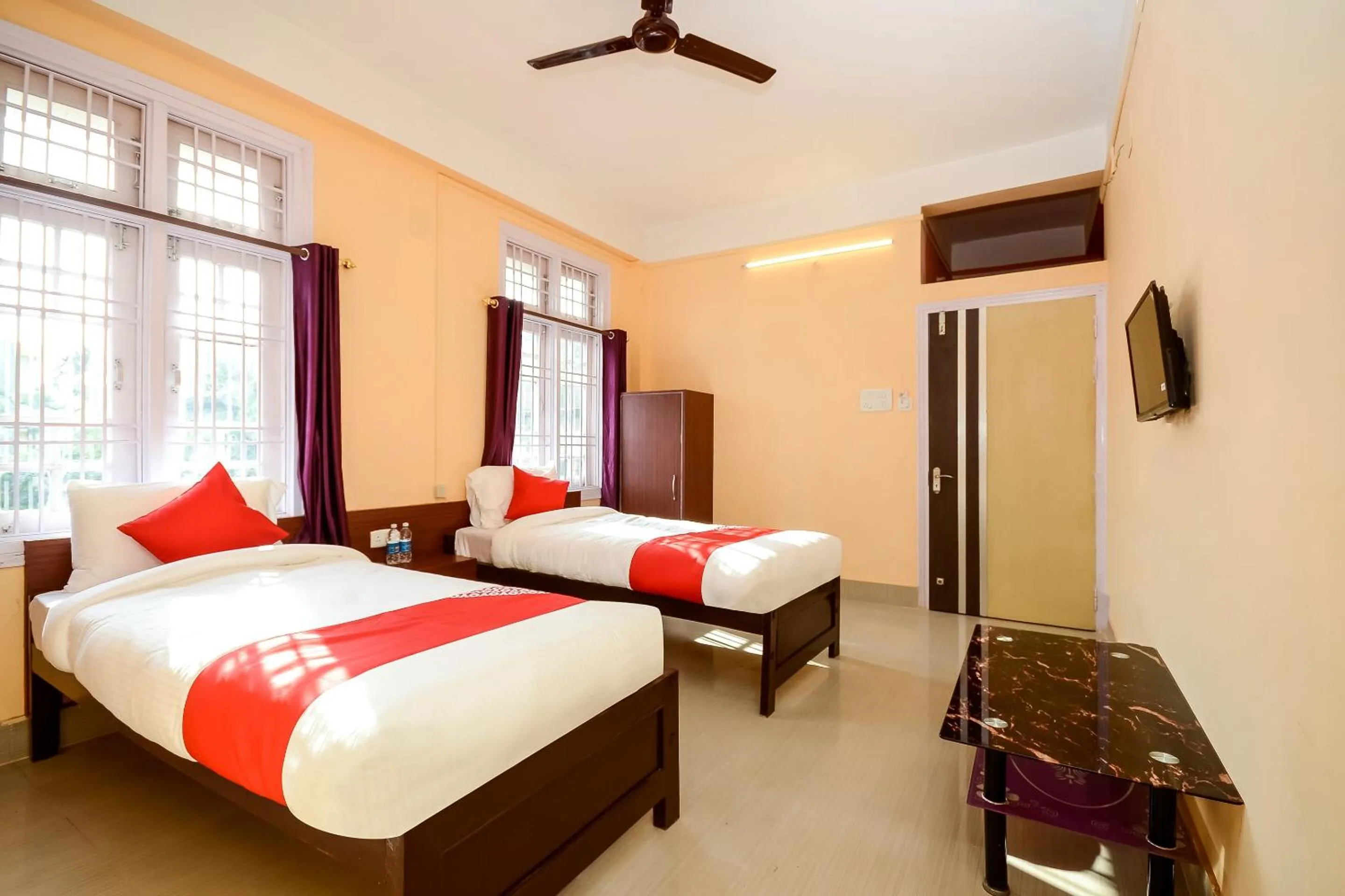 Bedroom, Bed in Hotel O Manmohan Enclave