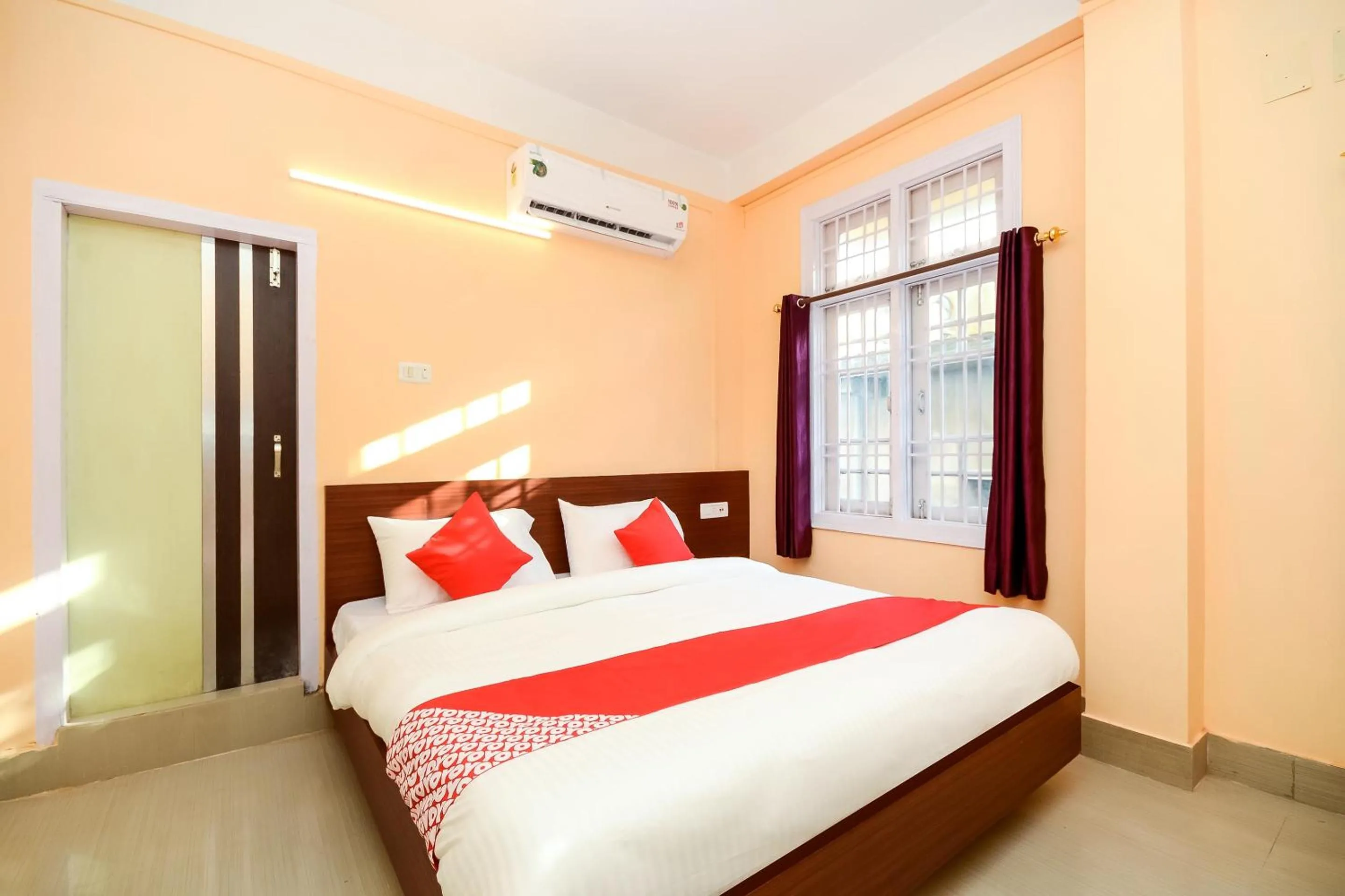 Bedroom, Bed in Hotel O Manmohan Enclave