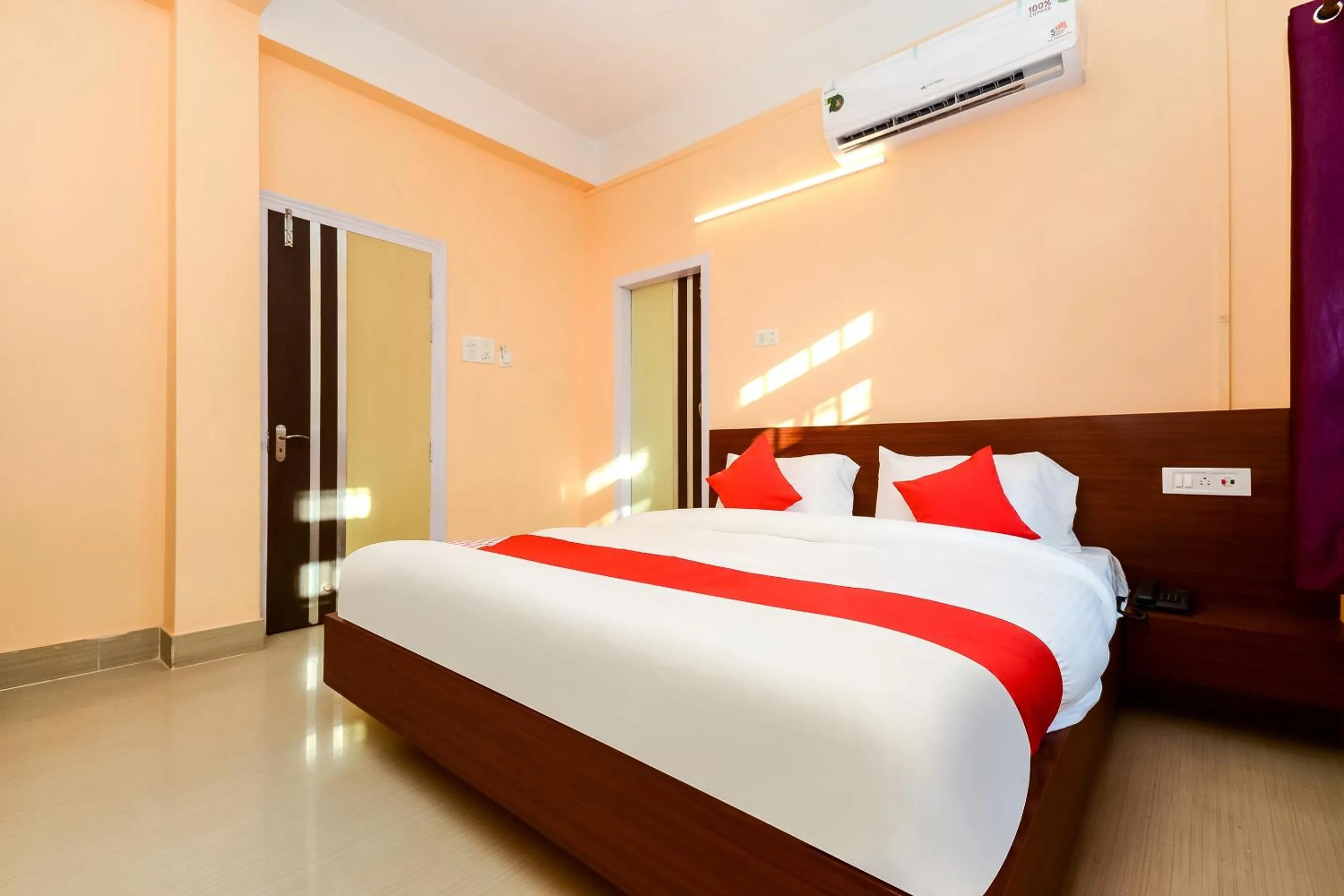 Bedroom, Bed in Hotel O Manmohan Enclave