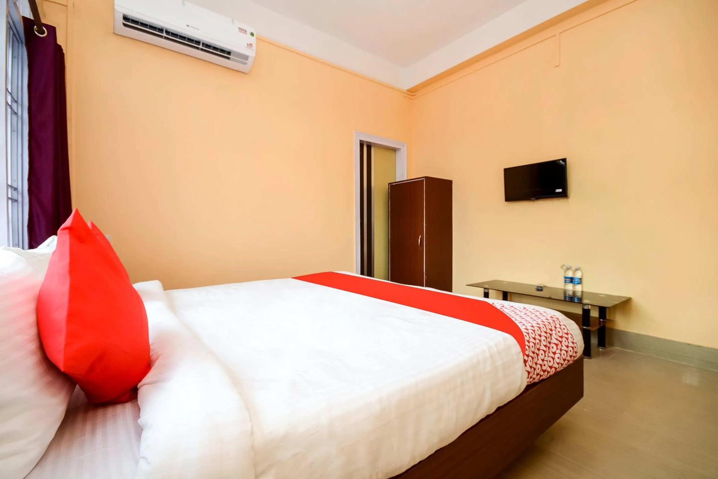 Bedroom, Bed in Hotel O Manmohan Enclave