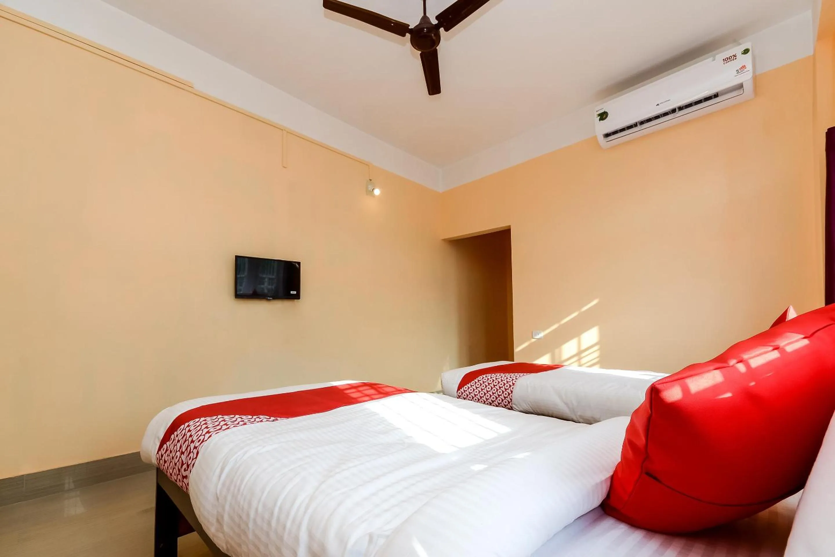 Bedroom, Bed in Hotel O Manmohan Enclave